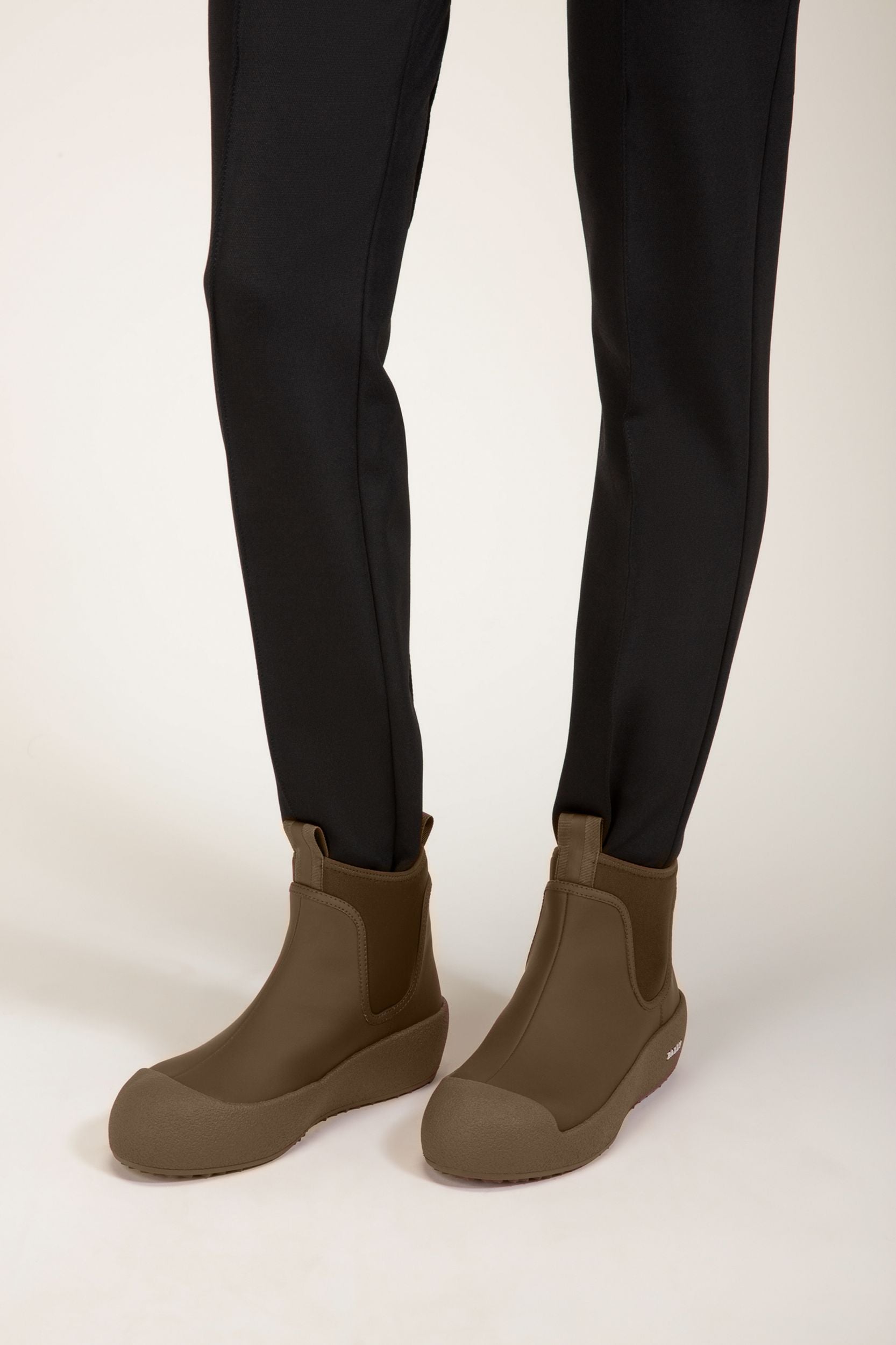 Stiefel Aus Grünem, Gummibeschichtetem Leder Aus Der Curling Kollektion - Damen - Bally - 06