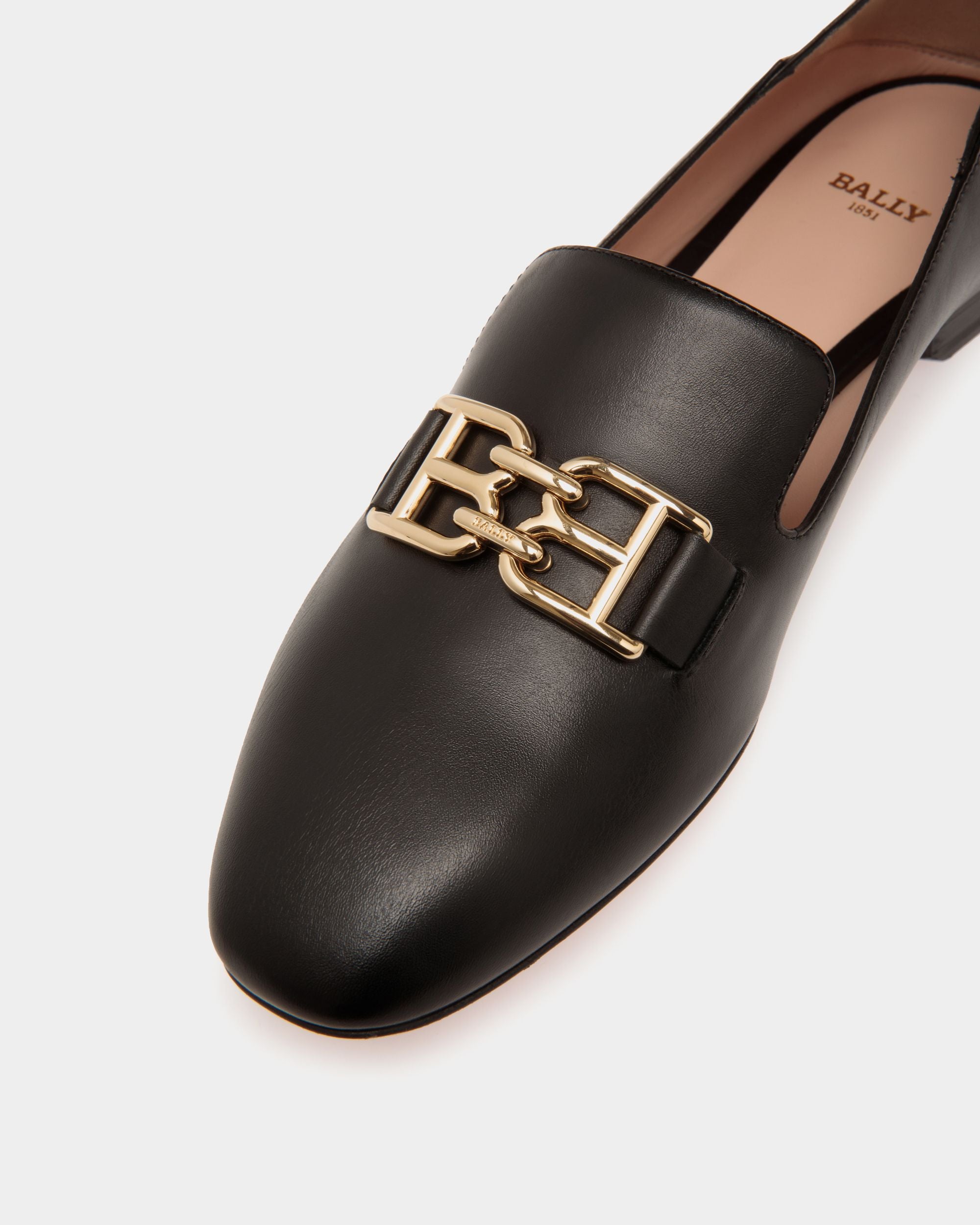 B Chain Flats In Black Leather - Damen - Bally - 05