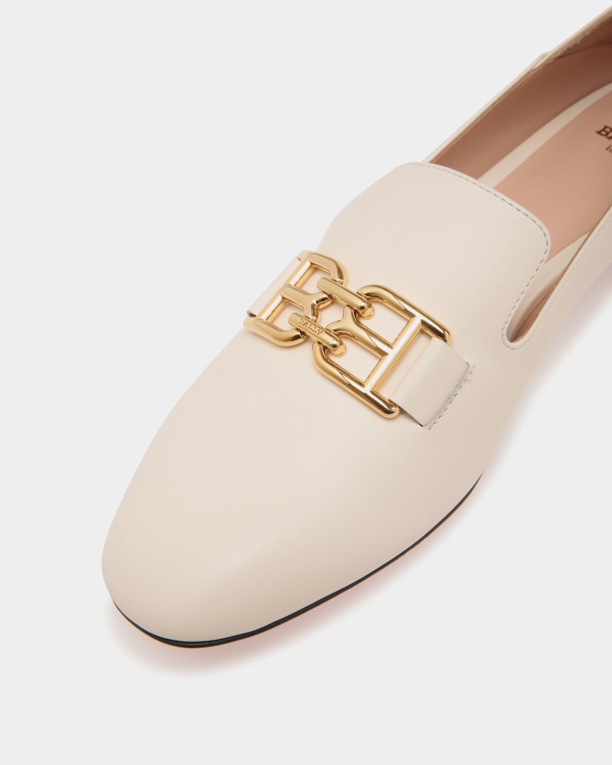B Chain Flats In White Leather - Damen - Bally - 05