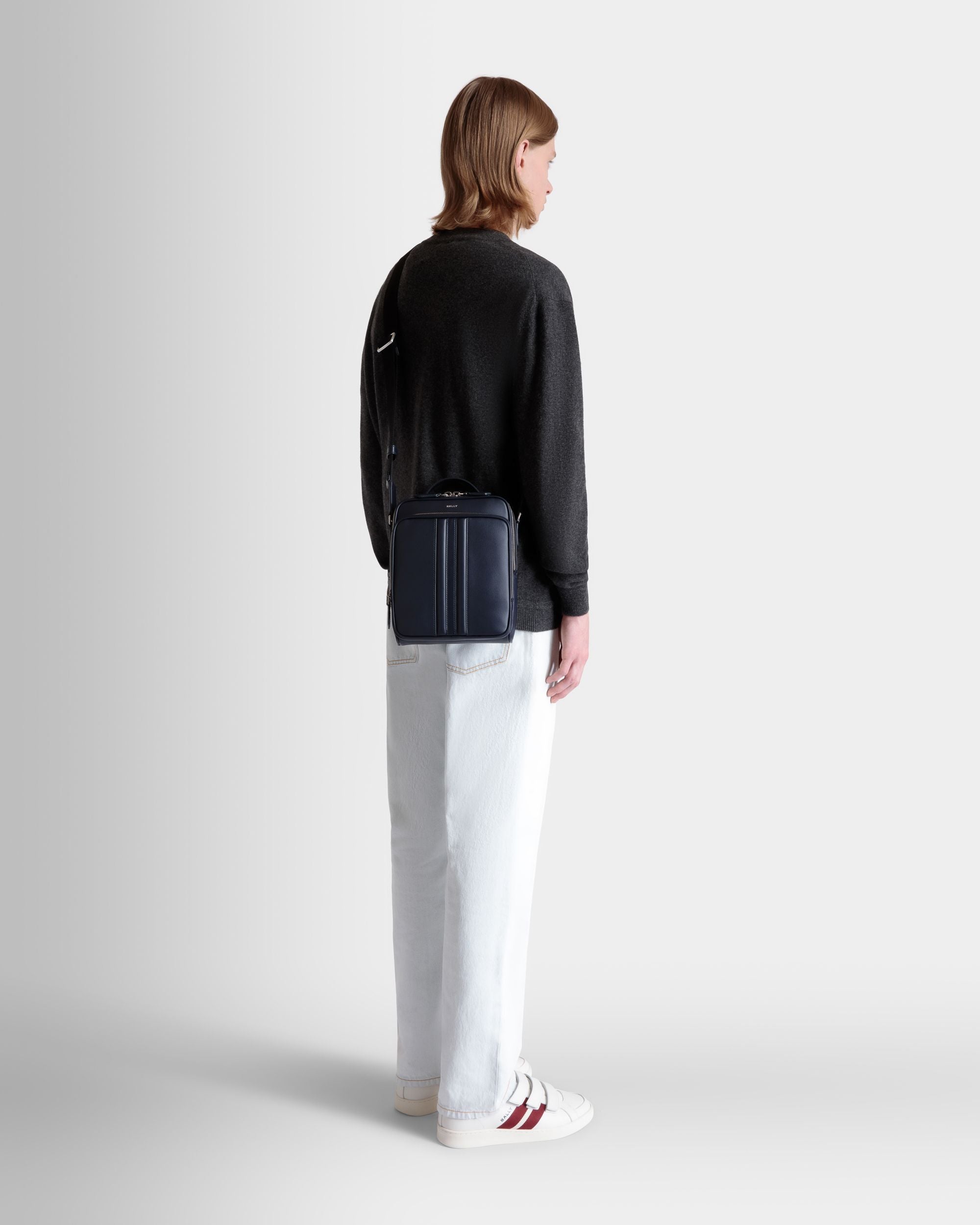 Code Umhängetasche Aus Recyceltem Leder In Navy Blue - Herren - Bally - 01