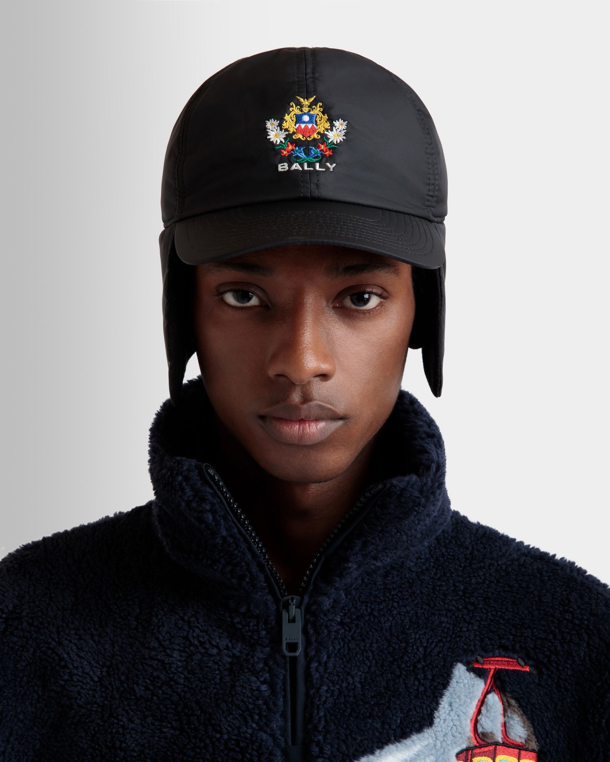 Winter Capsule Aviator-Mütze Mit Alpenblumen Aus Schwarzem Recyceltem Nylon - Herren - Bally - 02