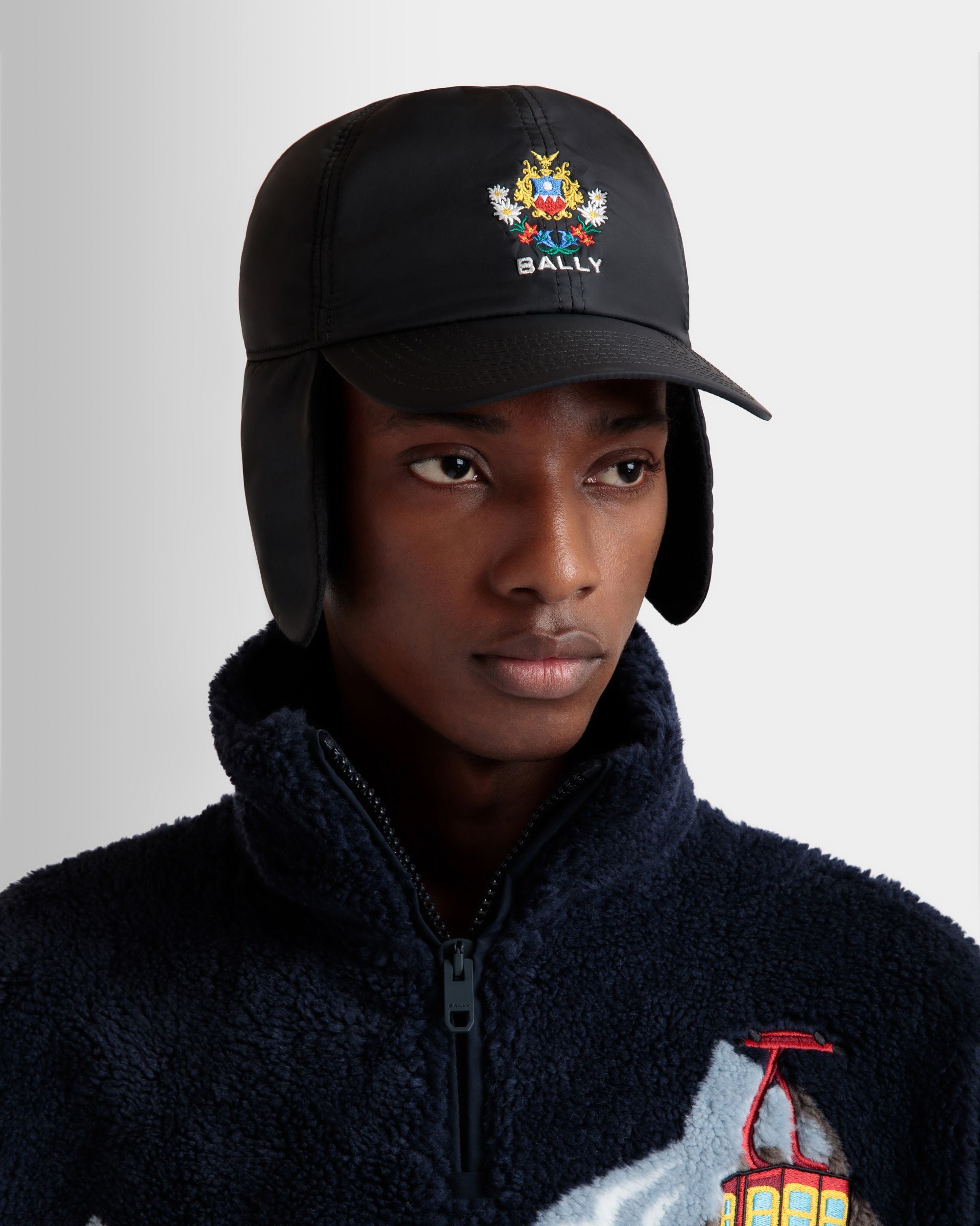 Winter Capsule Aviator-Mütze Mit Alpenblumen Aus Schwarzem Recyceltem Nylon - Herren - Bally - 05