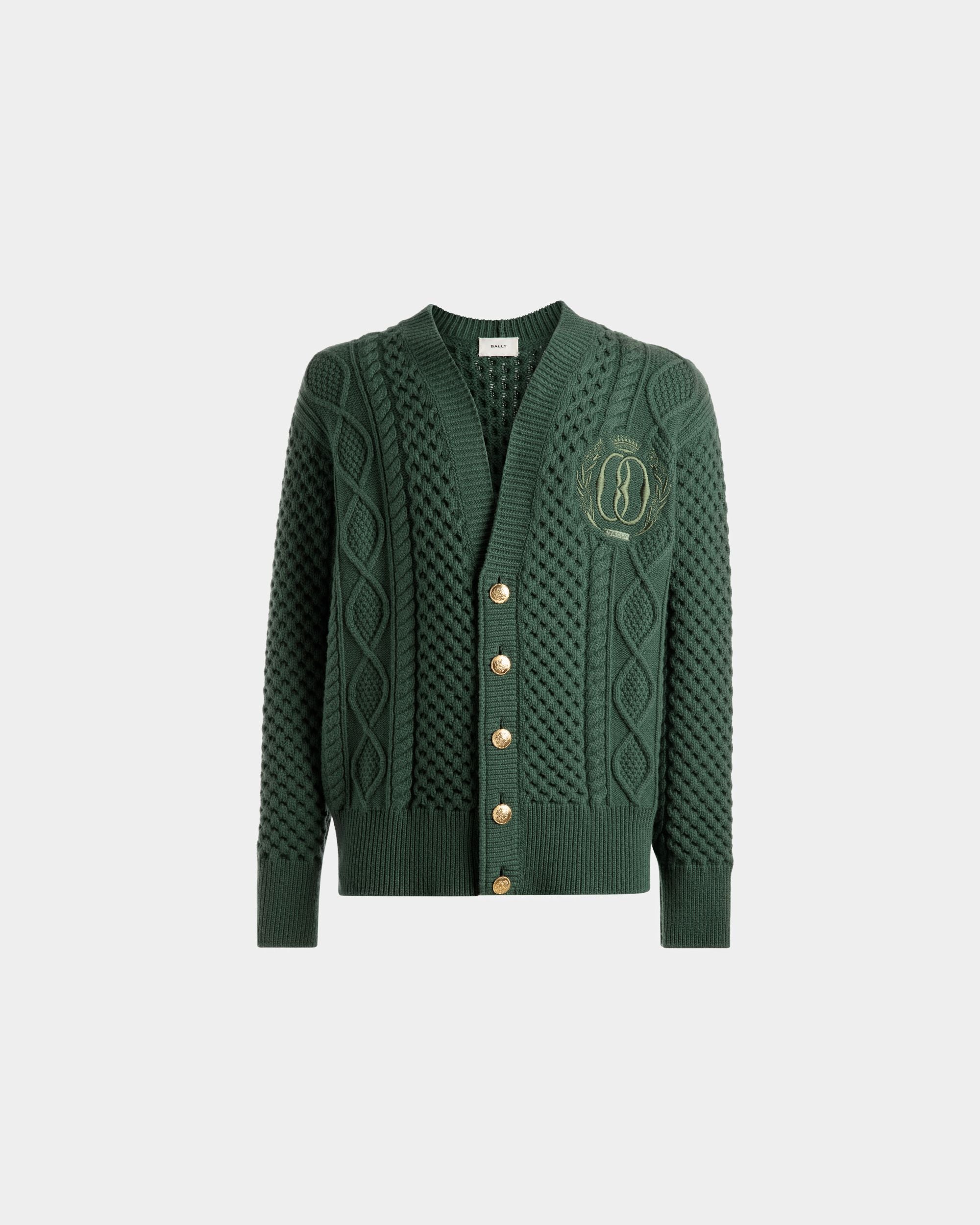 Strickjacke mit V-Ausschnitt und Zopfmuster | Herren-Strickjacke | Wolle Kelly in Green | Bally | Still Life Vorderseite