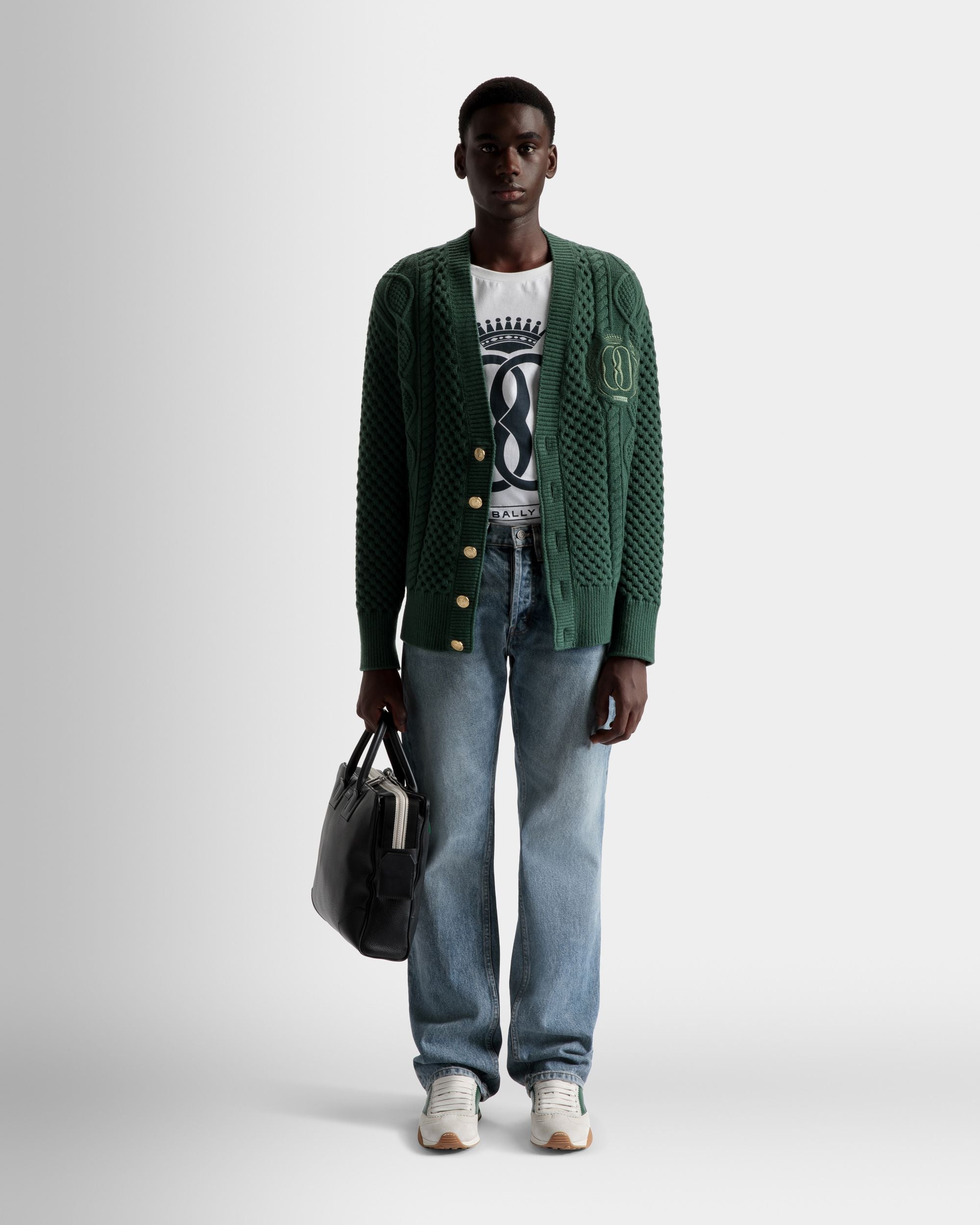 Strickjacke mit V-Ausschnitt und Zopfmuster | Herren-Strickjacke | Wolle Kelly in Green | Bally | Model getragen Vorderseite