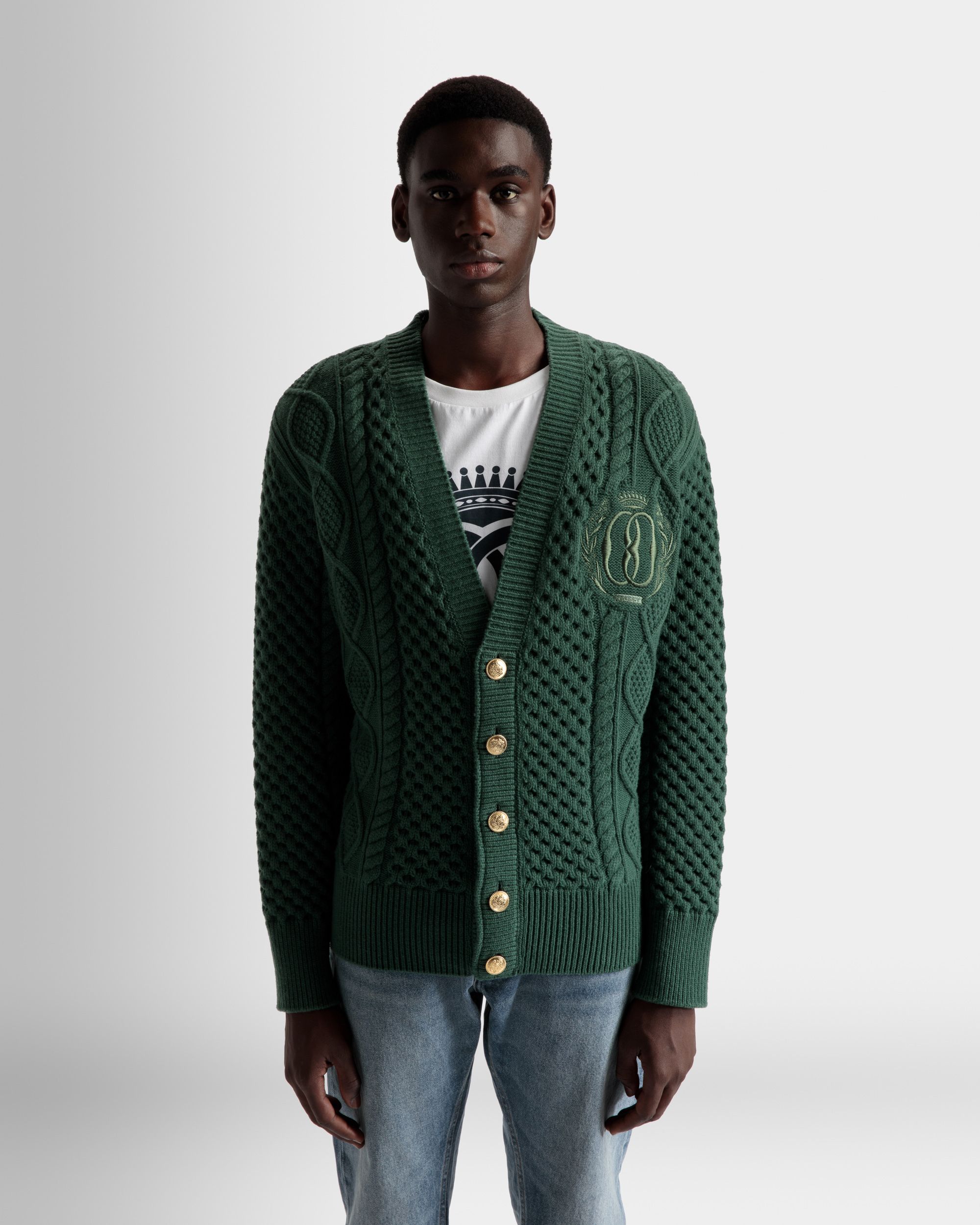 Strickjacke mit V-Ausschnitt und Zopfmuster | Herren-Strickjacke | Wolle Kelly in Green | Bally | Model getragen Nahaufnahme