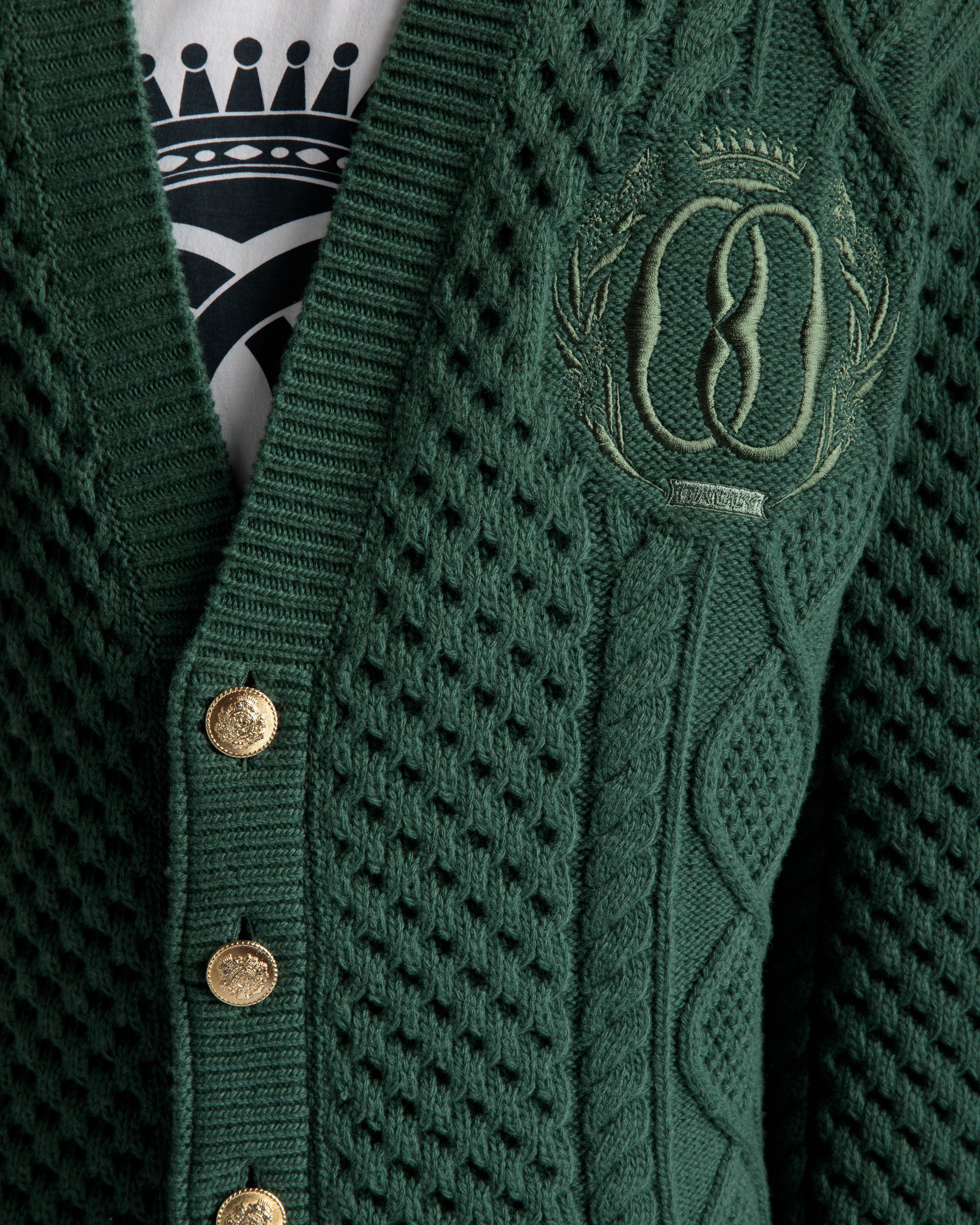 Strickjacke mit V-Ausschnitt und Zopfmuster | Herren-Strickjacke | Wolle Kelly in Green | Bally | Model getragen Detail