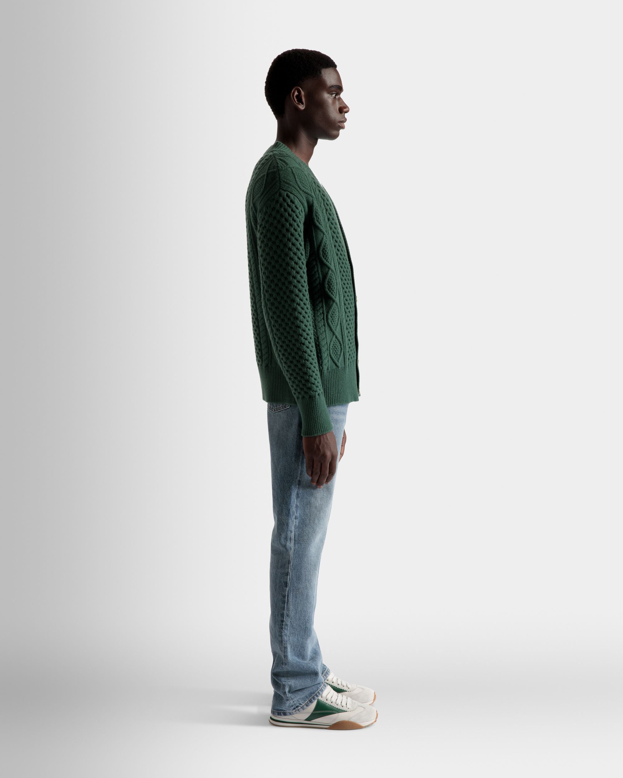 Strickjacke mit V-Ausschnitt und Zopfmuster | Herren-Strickjacke | Wolle Kelly in Green | Bally | Model getragen 3/4 Vorderseite