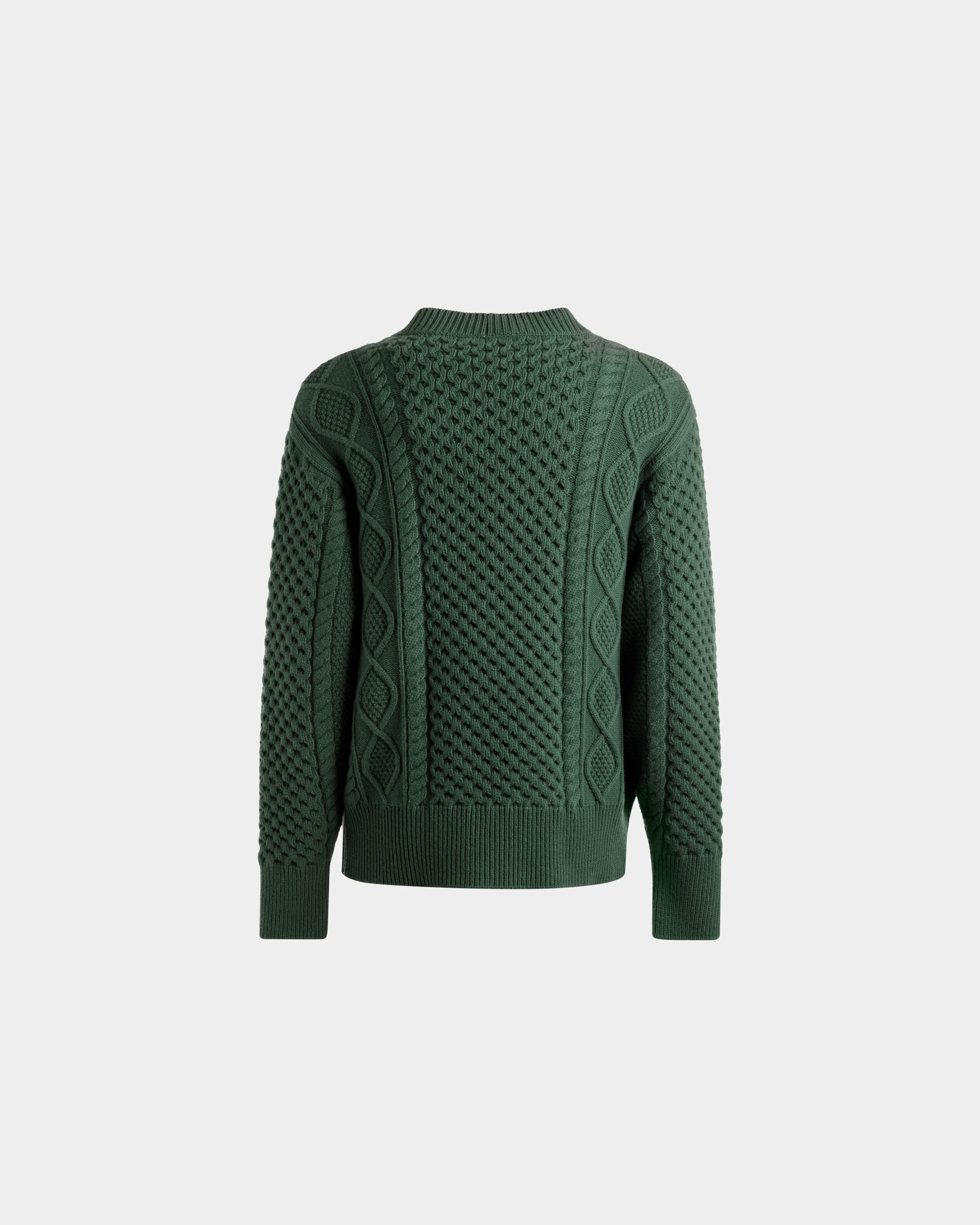 Strickjacke mit V-Ausschnitt und Zopfmuster | Herren-Strickjacke | Wolle Kelly in Green | Bally | Still Life Rückseite