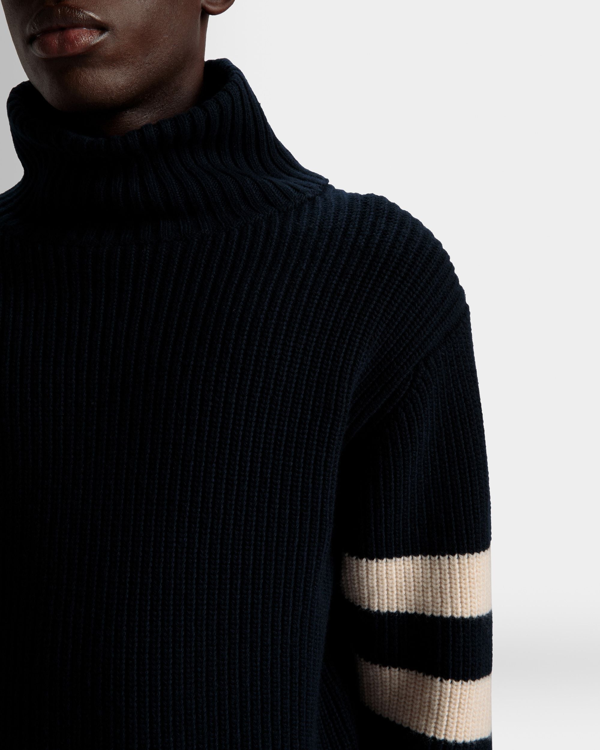 Rollkragenpullover Aus Wolle In Elfenbein Und Tintenblau - Herren - Bally - 04