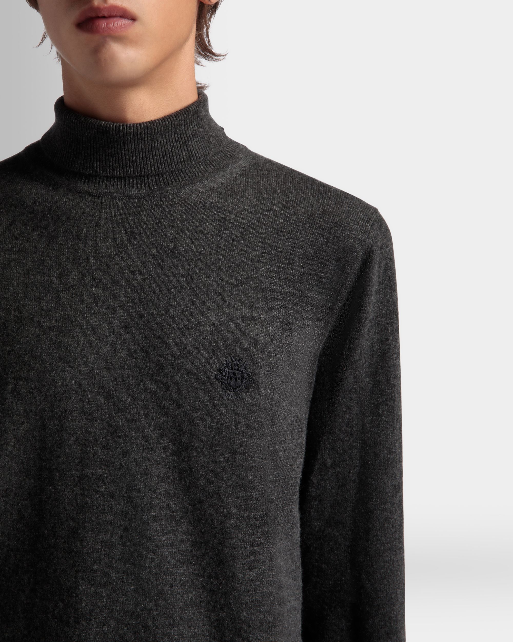 Rollkragenpullover Aus Kaschmir In Dunkelgrau Aus Der Adrien Brody Travel-Kollektion - Herren - Bally - 04
