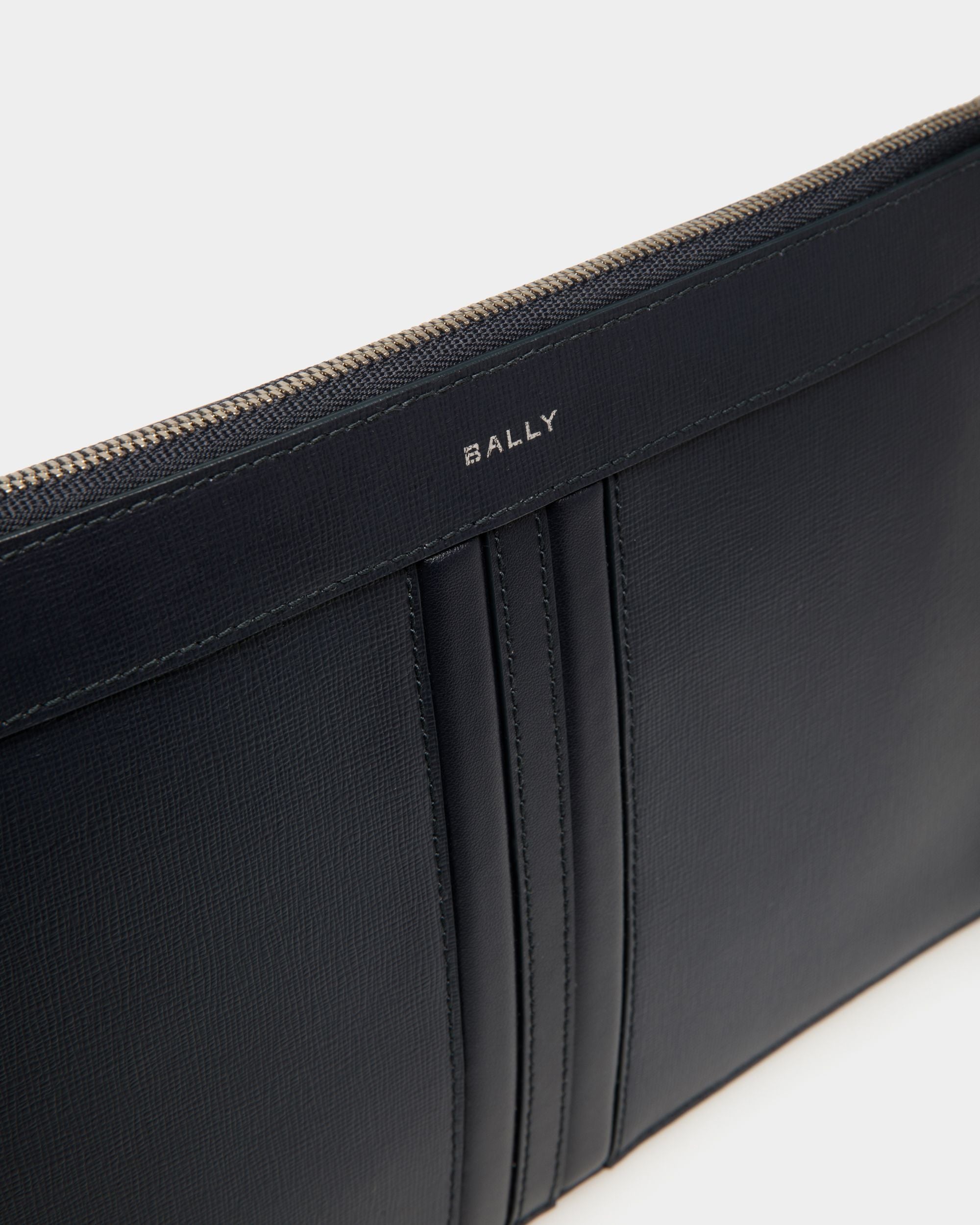 Mythos Pochette Aus Recyceltem Leder In Navy Blue - Herren - Bally - 04