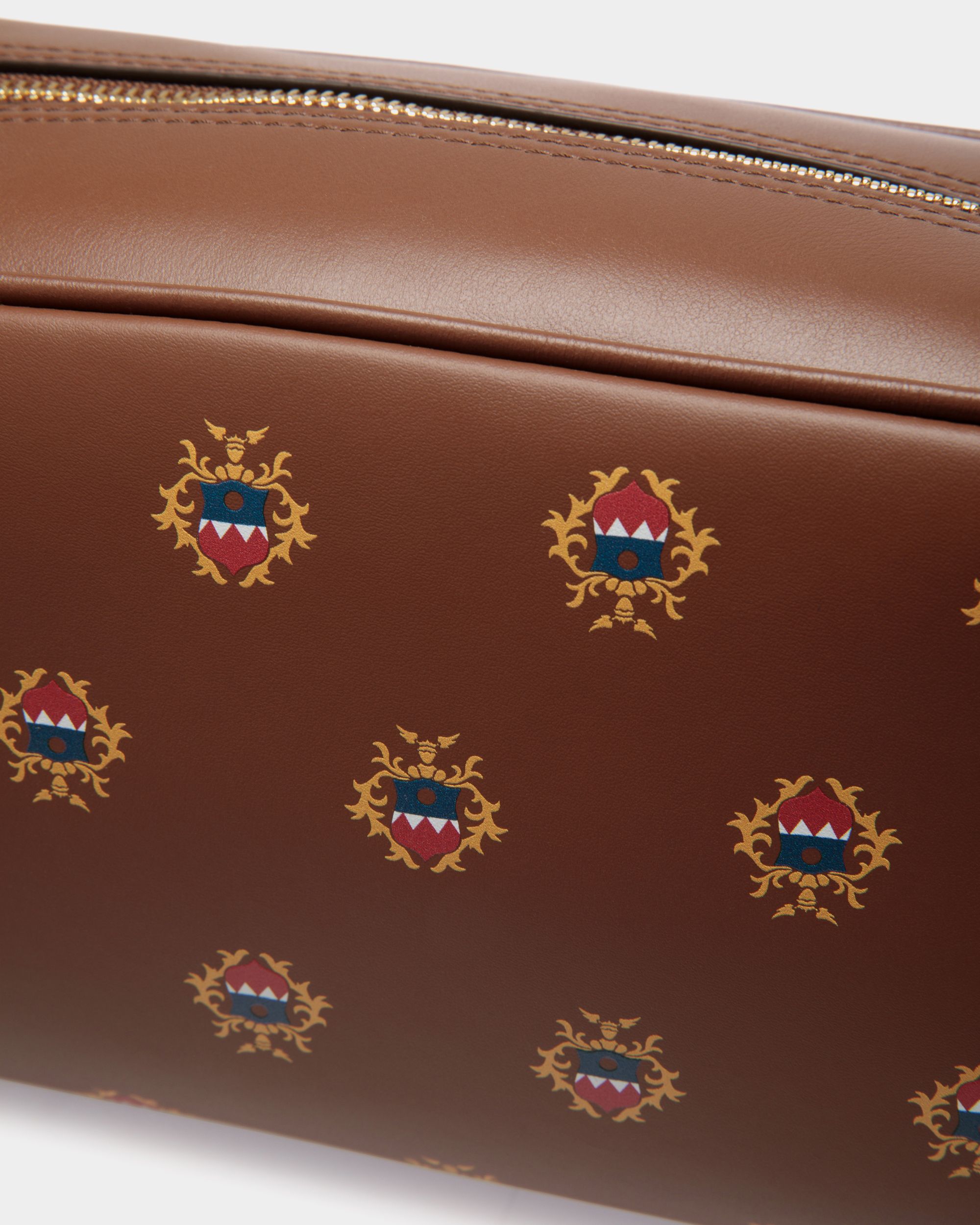 Easy Bally Kulturbeutel Aus Leder In Braun Mit Bally-Crest-Print - Herren - Bally - 04
