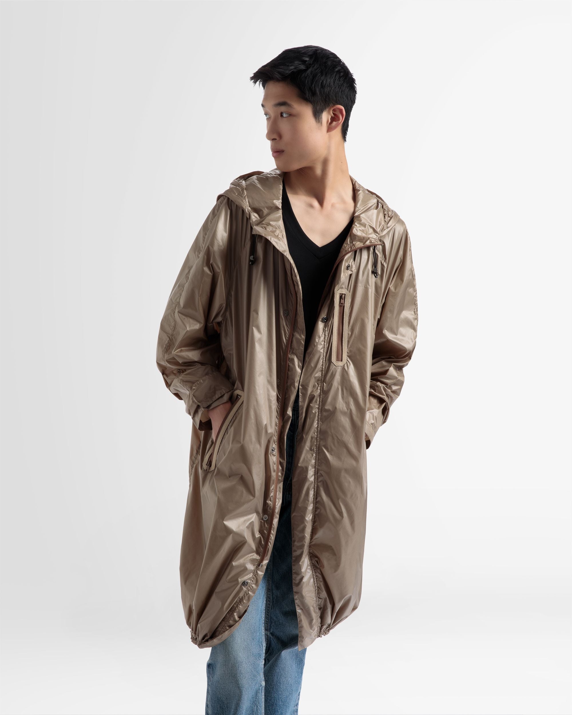 Wasserdichtes Kapuzencape Aus Technischem Gewebe In Desert - Herren - Bally - 02