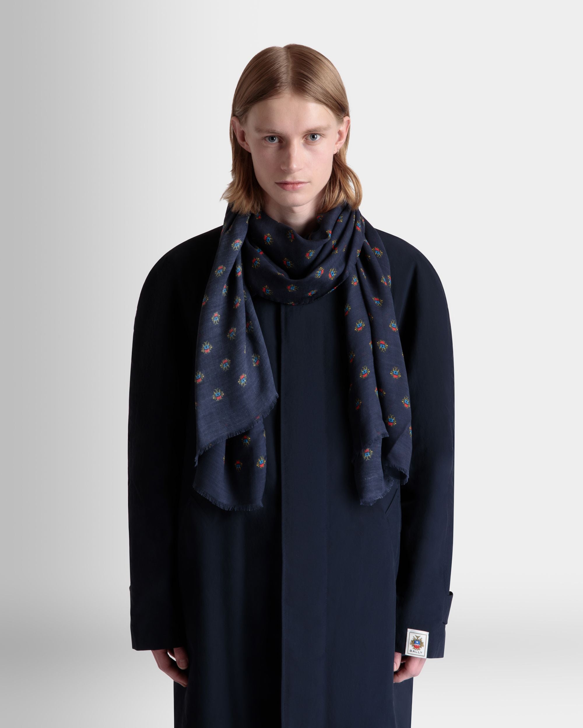 Schal Aus Modal-Kaschmir-Mix Mit Durchgehendem Bally Crest Print In Navy Blue - Herren - Bally - 02