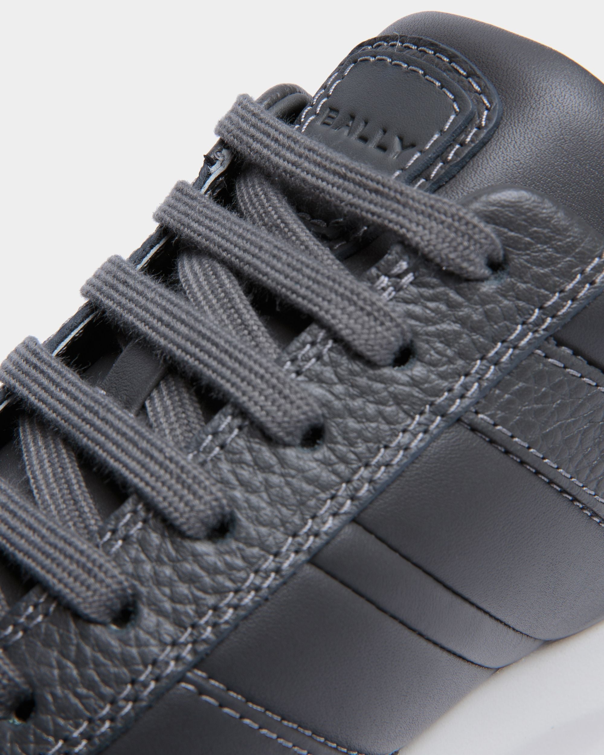 Outline Sneaker Aus Genarbtem Leder In Grau - Herren - Bally - 03