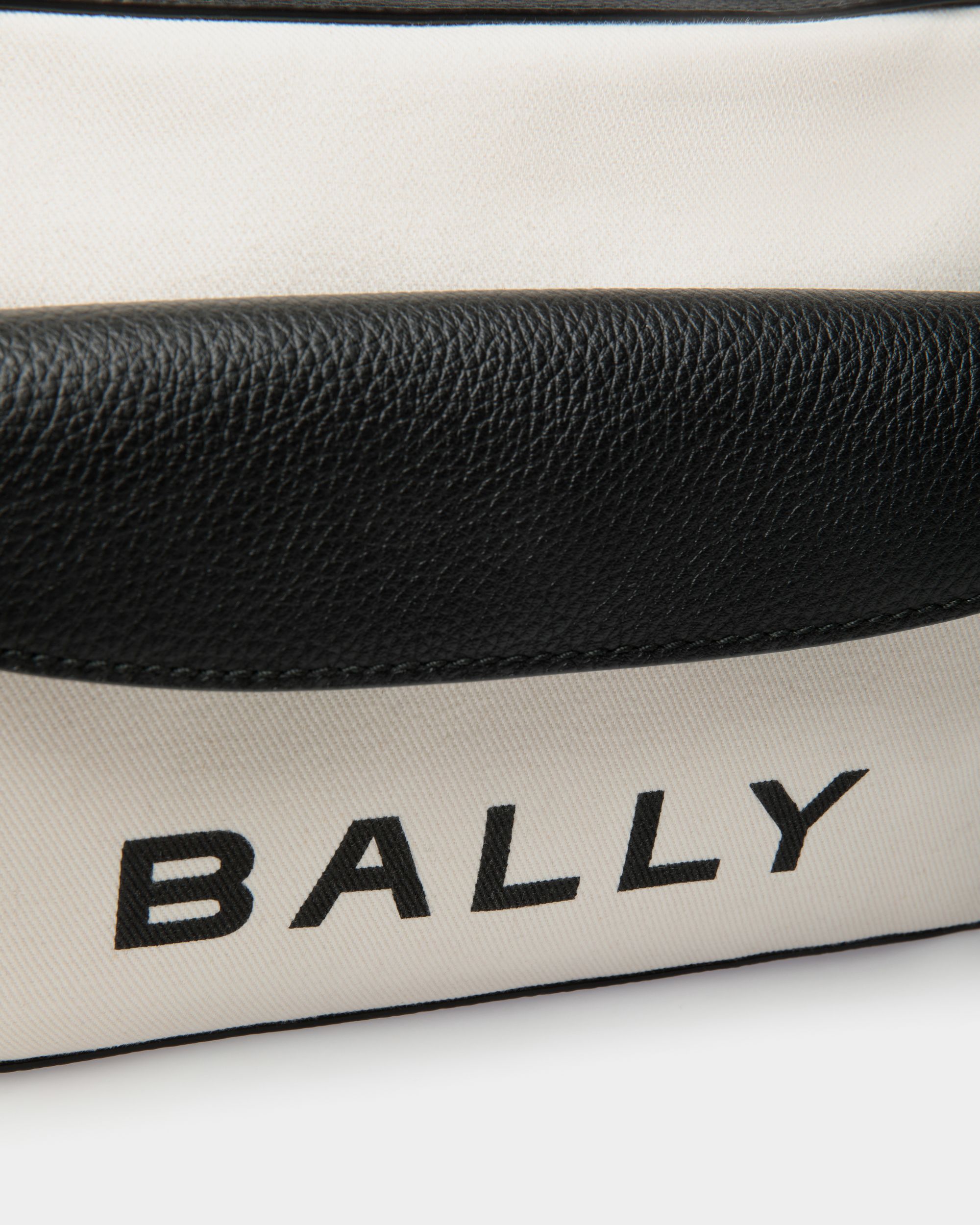 Bar Umhängetasche Aus Weißem Stoff Und Schwarzem Leder - Damen - Bally - 05