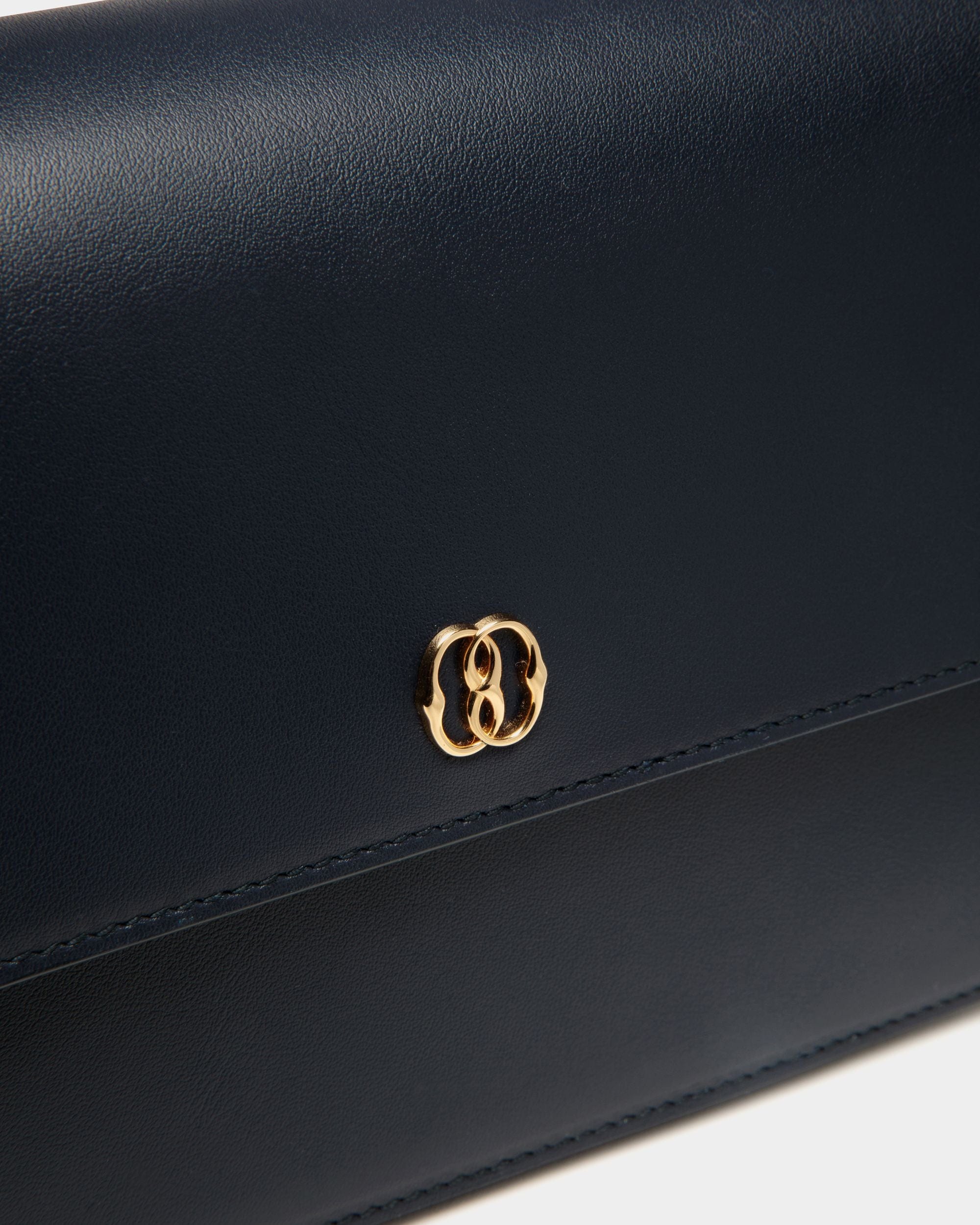 Kleine Emblem Umhängetasche Aus Leder In Navy Blue - Damen - Bally - 04