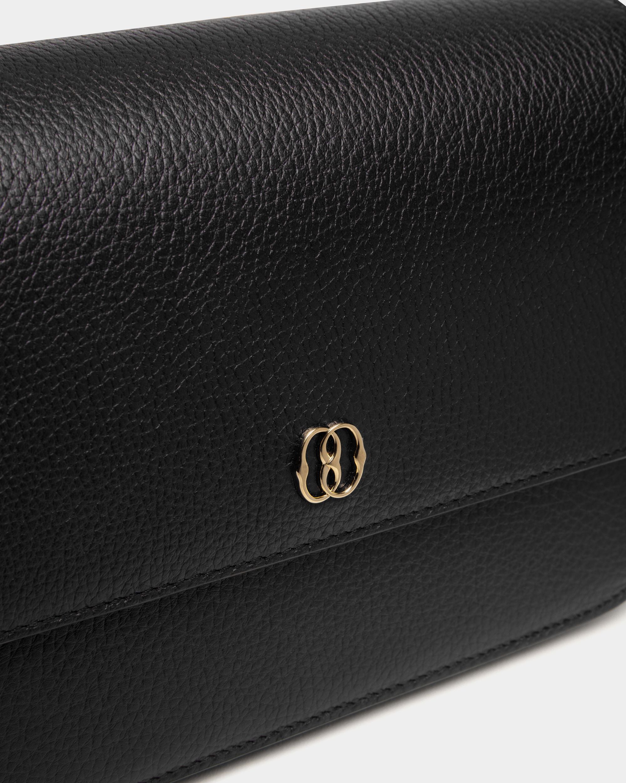 Emblem Kleine Umhängetasche Aus Genarbtem Leder In Schwarz - Damen - Bally - 05