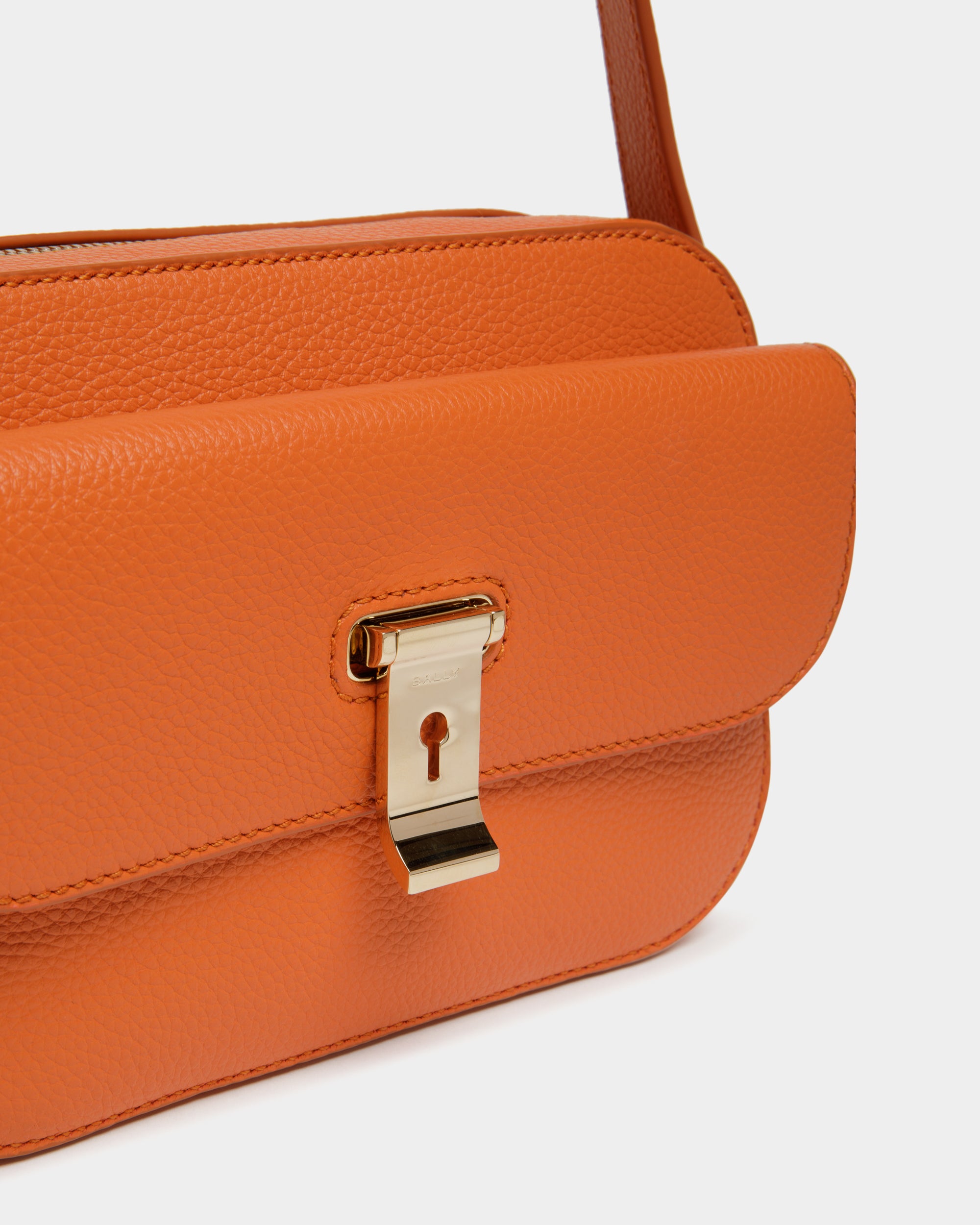 Kleine Lock Me Umhängetasche Für Damen Aus Genarbtem Leder In Koi Orange - Damen - Bally - 05
