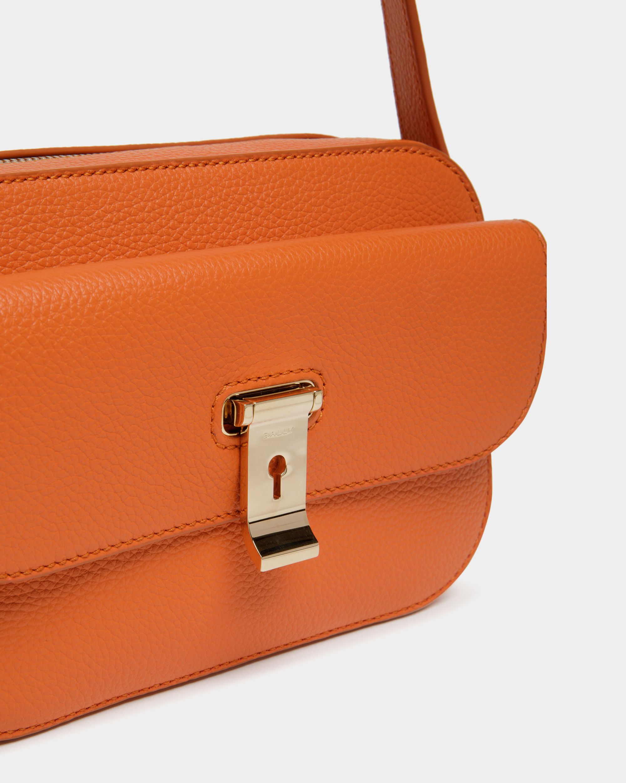 Kleine Lock Me Umhängetasche Für Damen Aus Genarbtem Leder In Koi Orange - Damen - Bally - 03