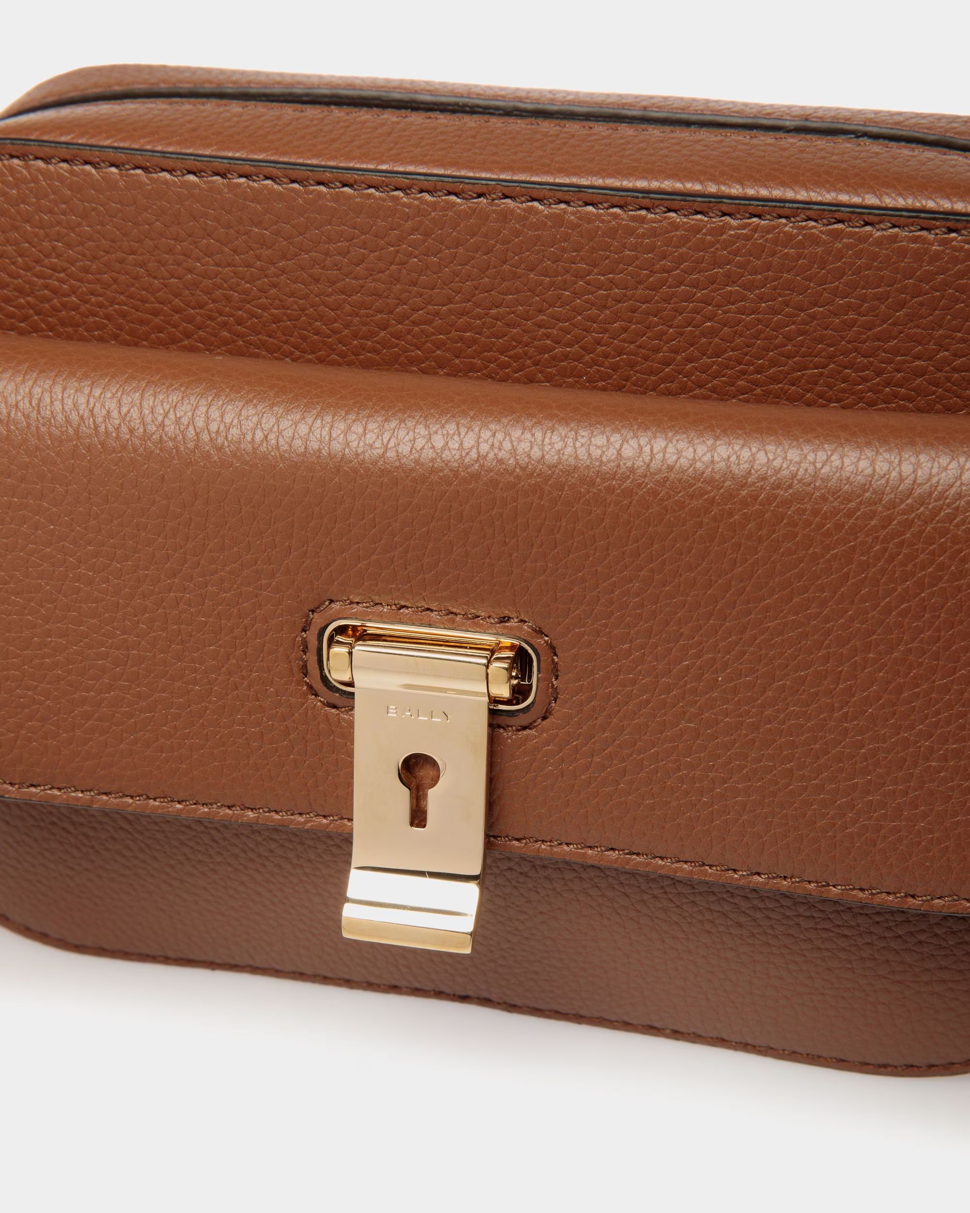 Kleine Lock Me Umhängetasche Für Damen Aus Genarbtem Leder In Braun - Damen - Bally - 04