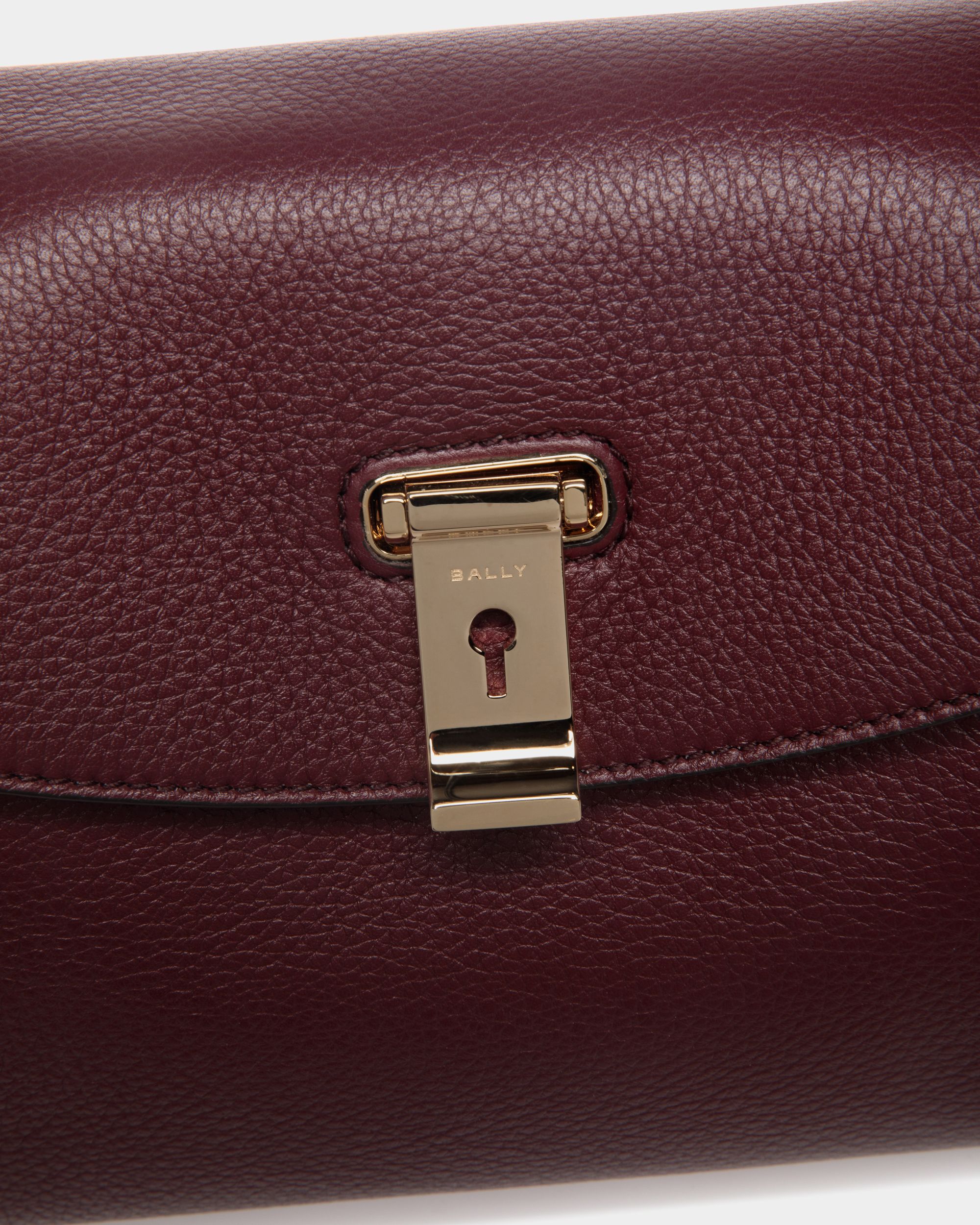 Kleine Lock Me Henkeltasche Aus Genarbtem Leder In Andorra - Damen - Bally - 05
