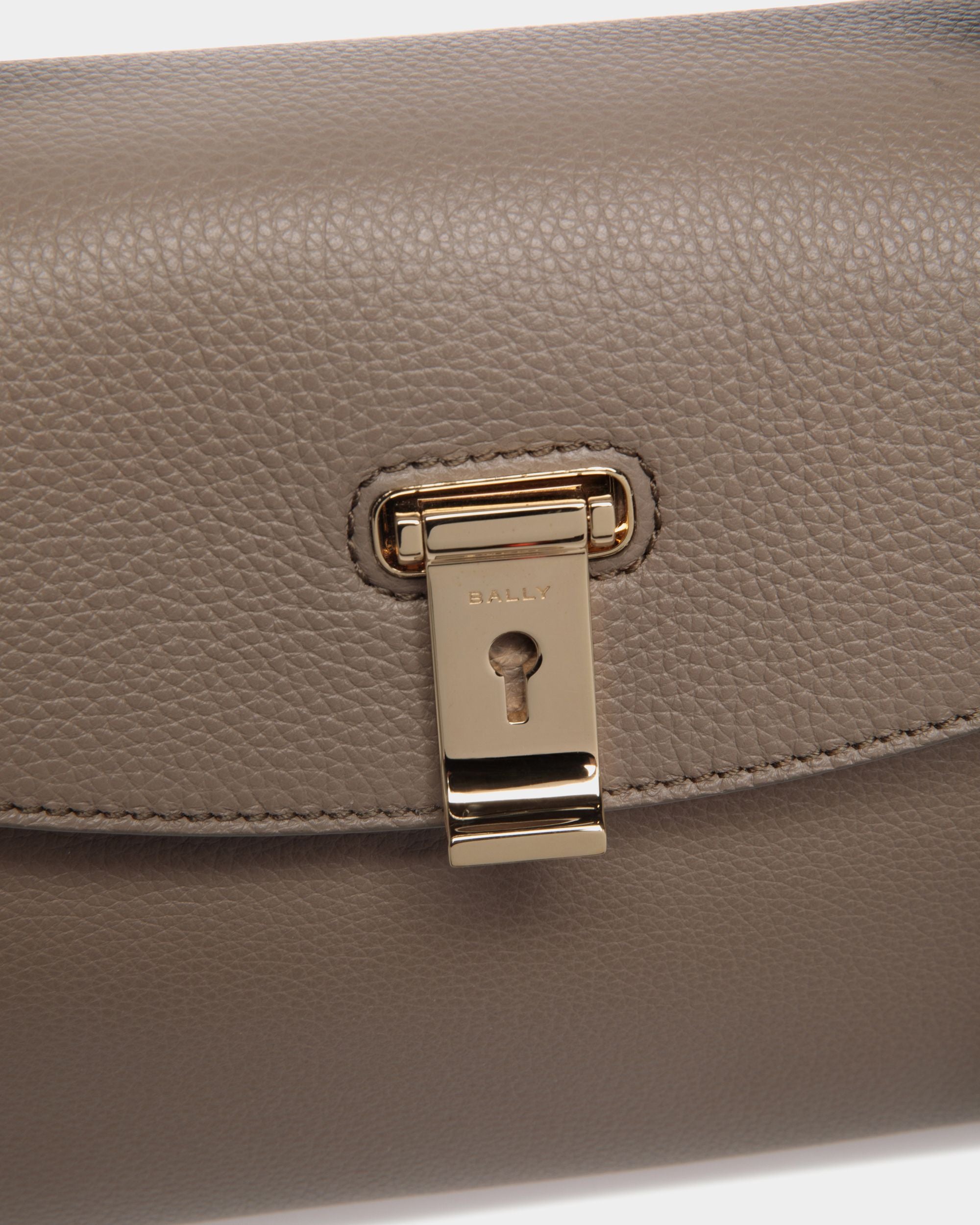 Kleine Lock Me Henkeltasche Aus Genarbtem Leder In Taupe - Damen - Bally - 04