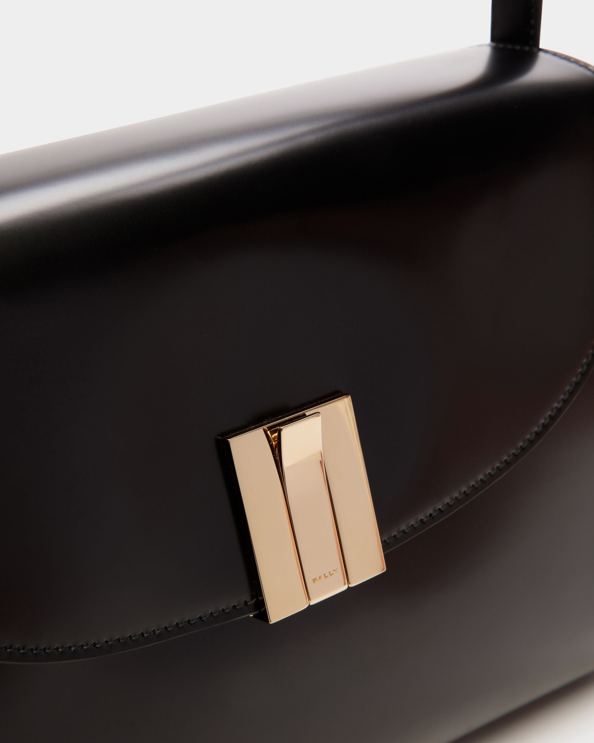 Ollam Schultertasche Aus Gebürstetem Leder In Schwarz - Damen - Bally - 05