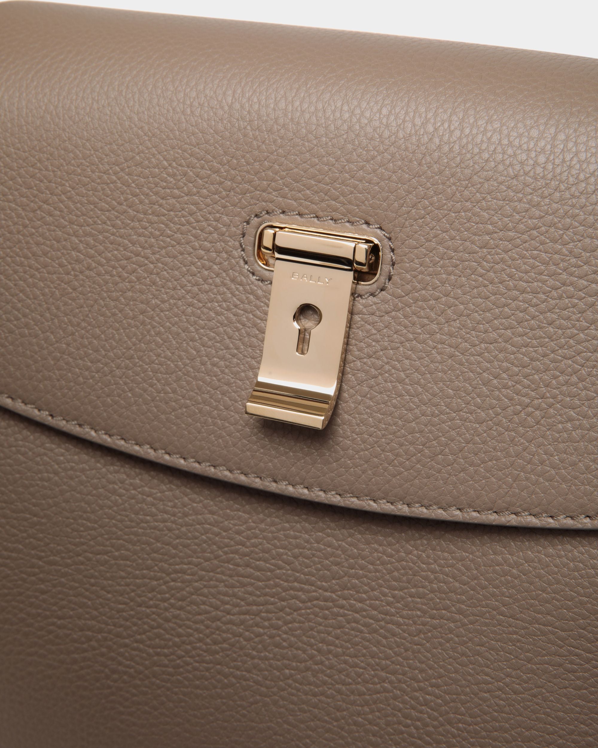 Lock Me Henkeltasche Aus Genarbtem Leder In Taupe - Damen - Bally - 06