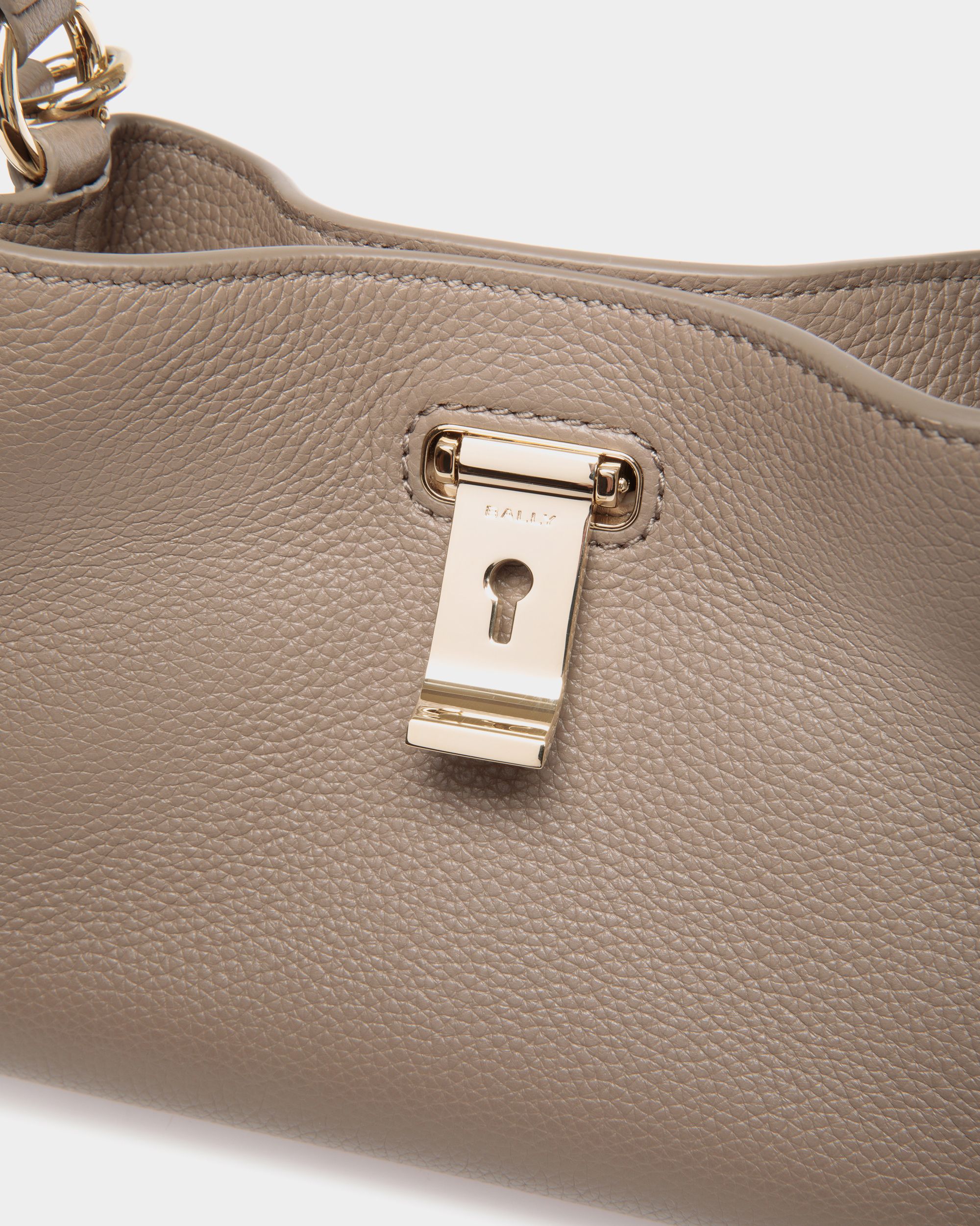 Lock Me Minitasche Aus Genarbtem Leder In Taupe - Damen - Bally - 05