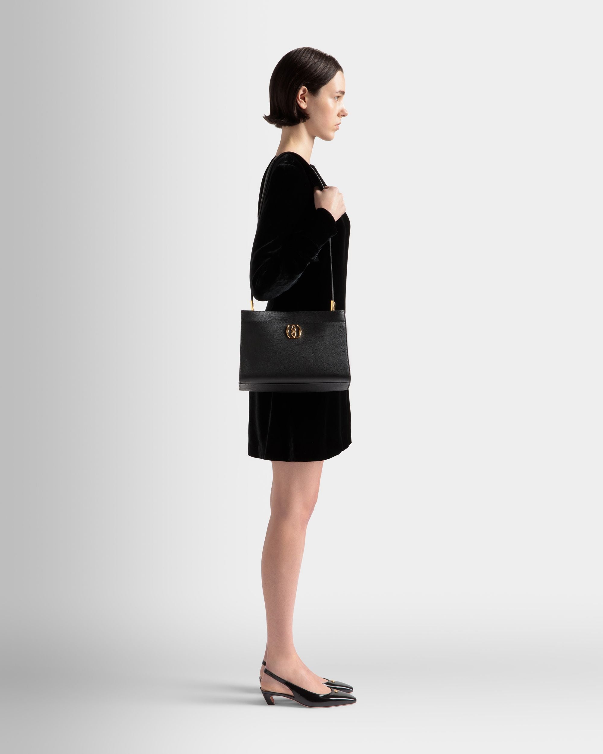 Emblem Schultertasche Aus Genarbtem Leder In Schwarz - Damen - Bally - 02