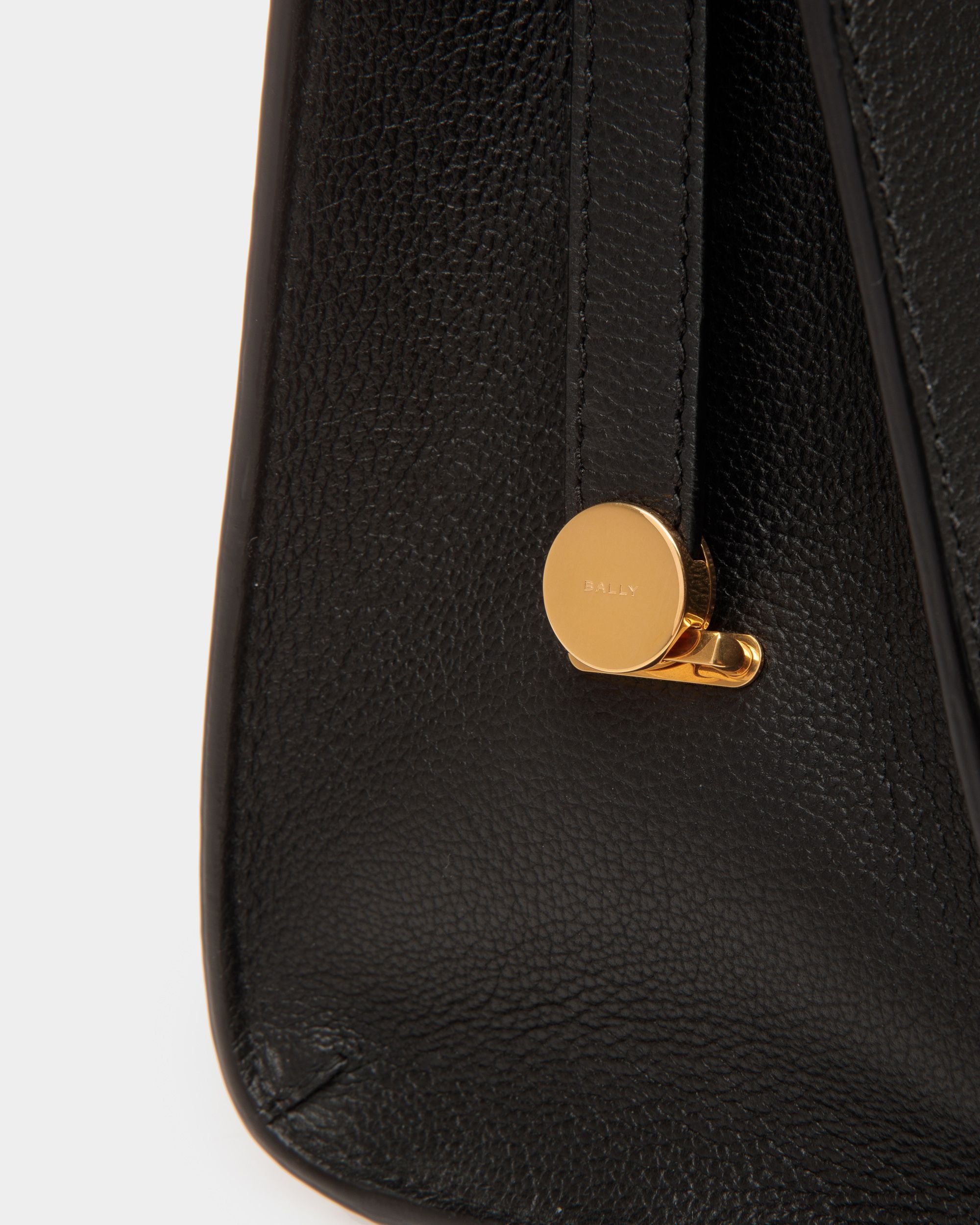 Emblem Schultertasche Aus Genarbtem Leder In Schwarz - Damen - Bally - 06