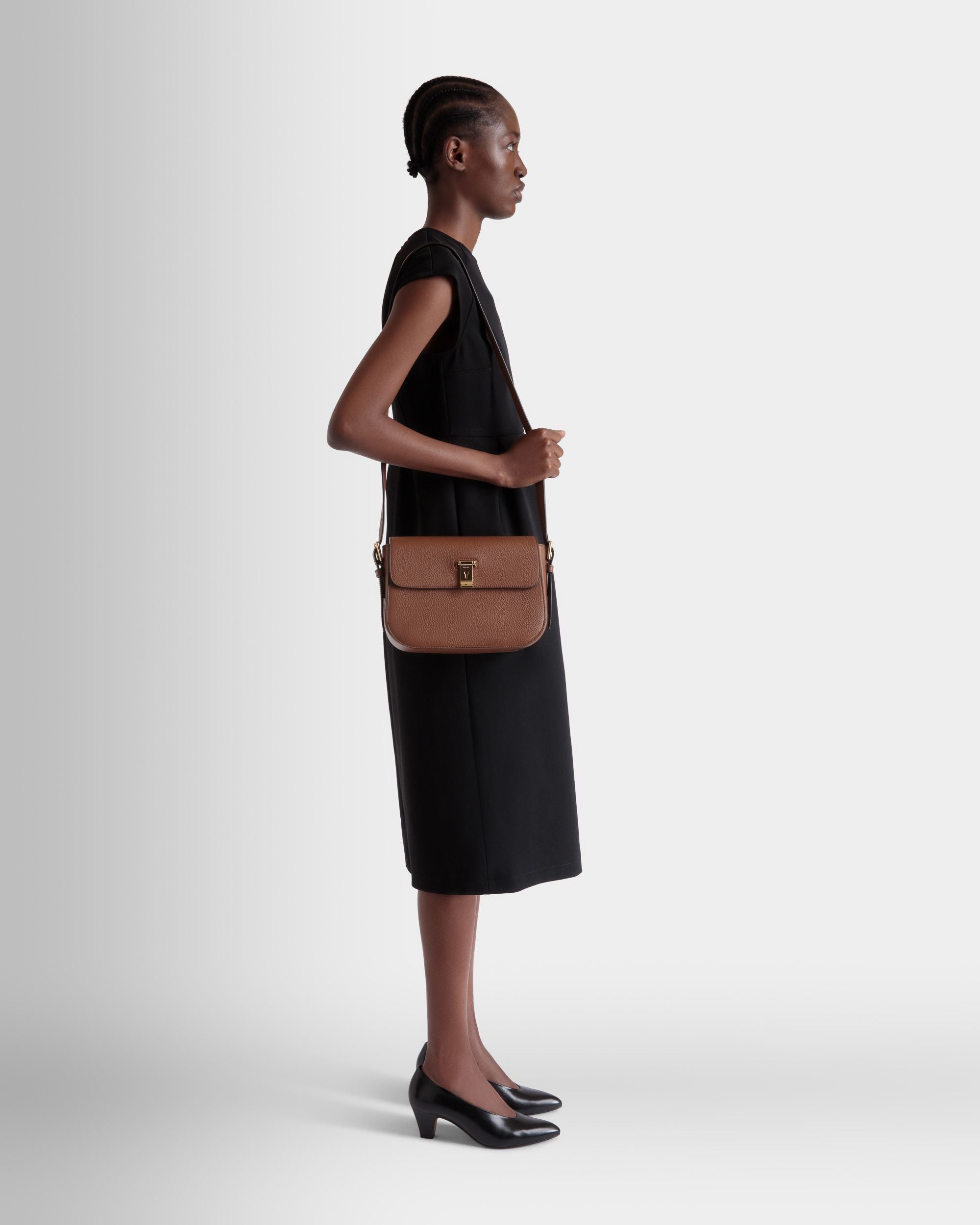 Lock Me Schultertasche Aus Genarbtem Leder In Braun - Damen - Bally - 02