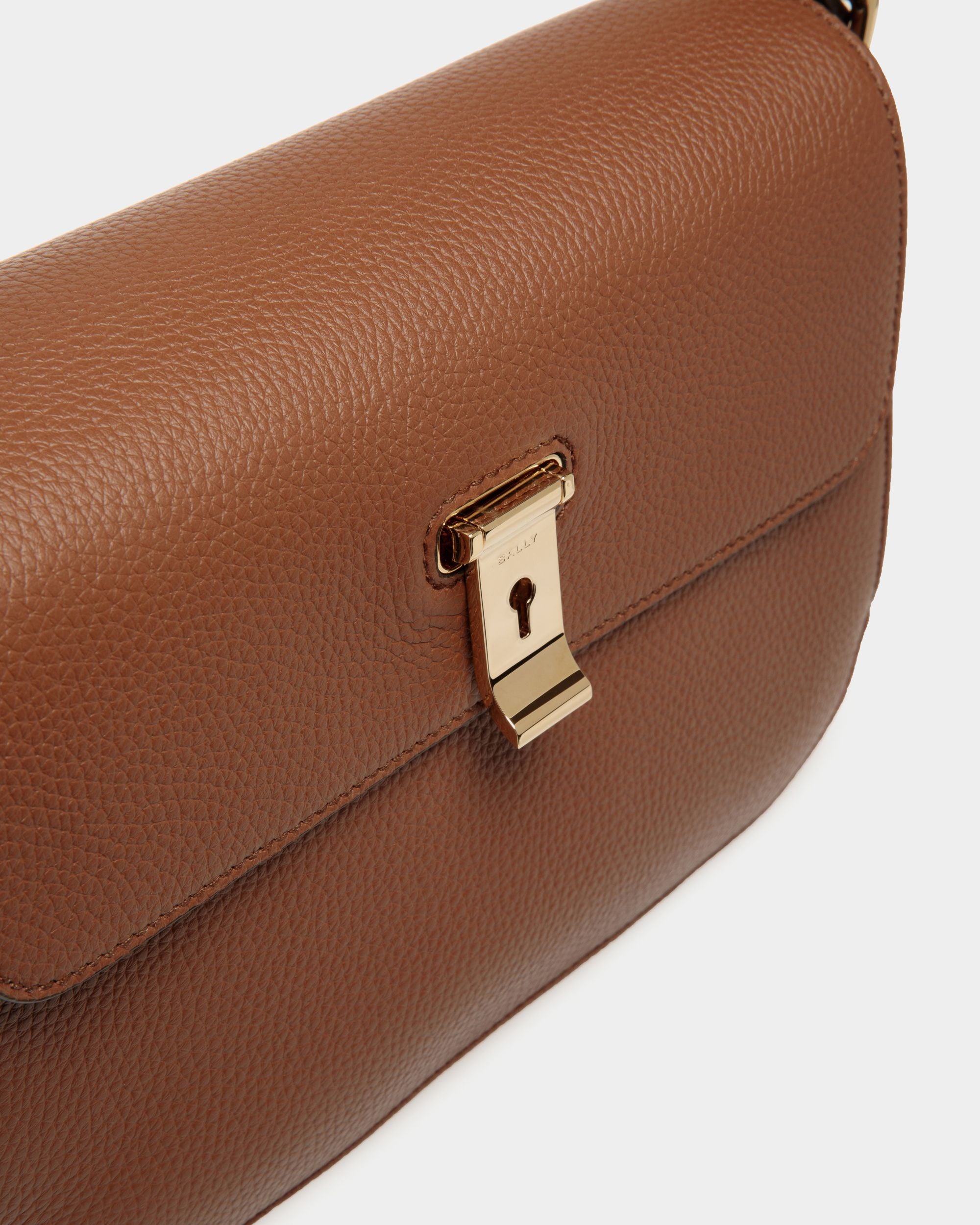 Lock Me Schultertasche Aus Genarbtem Leder In Braun - Damen - Bally - 06