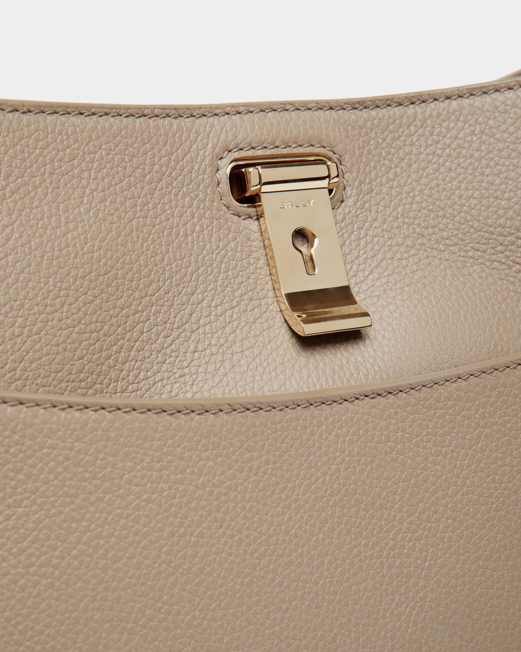 Lock Me Schultertasche Aus Genarbtem Leder In Taupe - Damen - Bally - 05