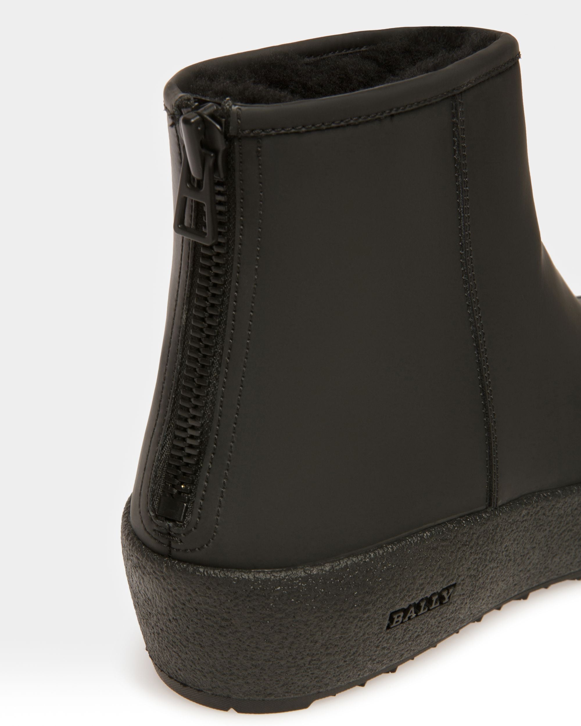 Stiefelette Aus Gummiertem Leder In Schwarz Aus Der Curling Kollektion - Damen - Bally - 10