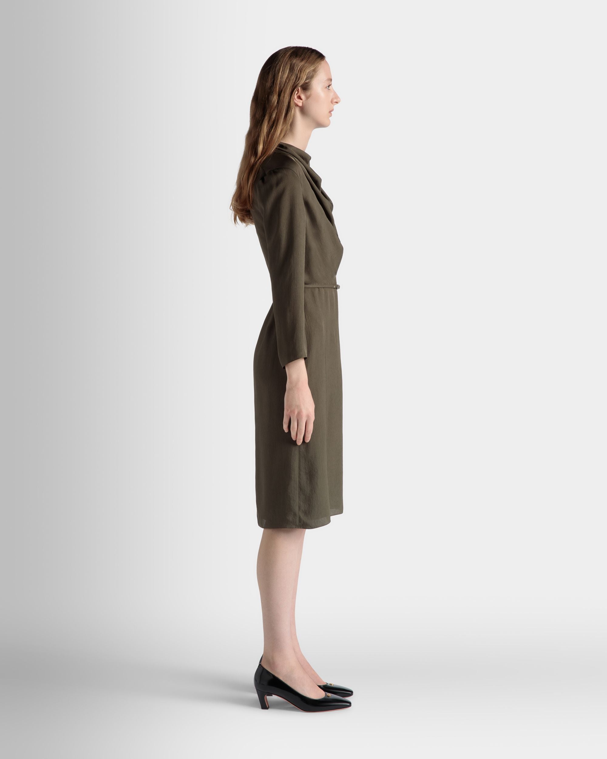 Midikleid Mit Gürtel Aus Fließendem Twill In Military Green - Damen - Bally - 06