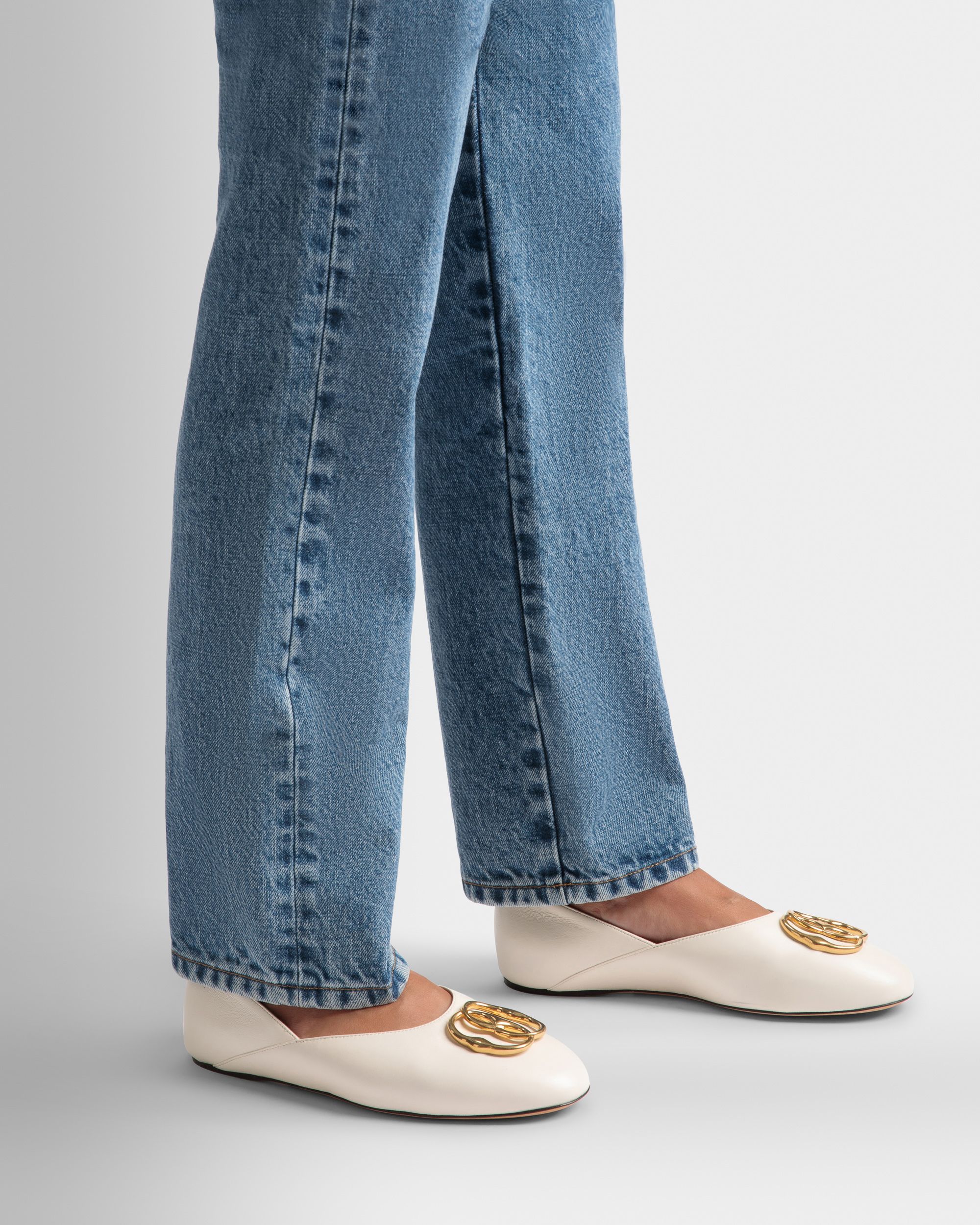 Emblem Slipper Aus Leder In Elfenbein - Damen - Bally - 02