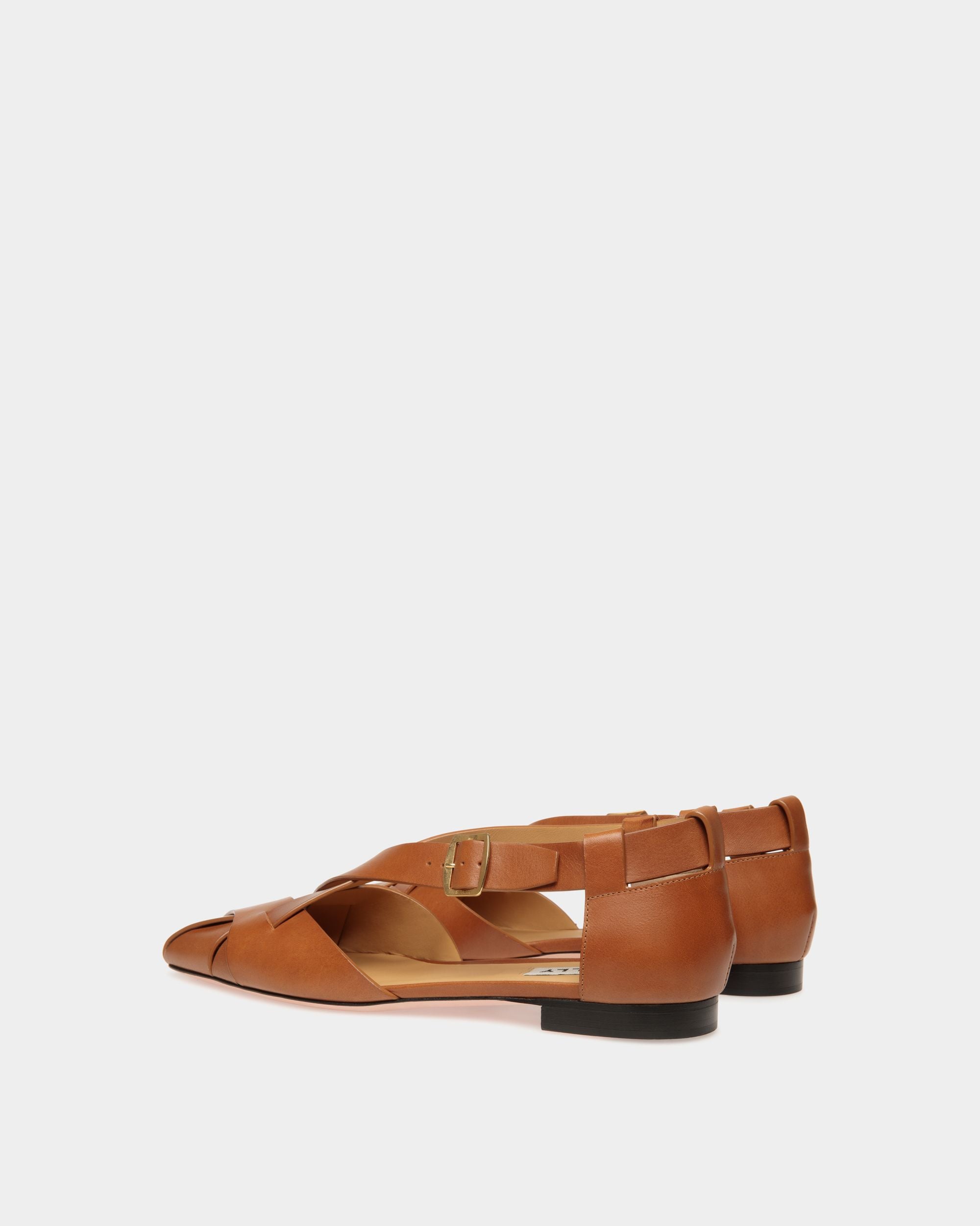 Flache Sylt Sandale Aus Gebürstetem Leder In Braun - Damen - Bally - 04
