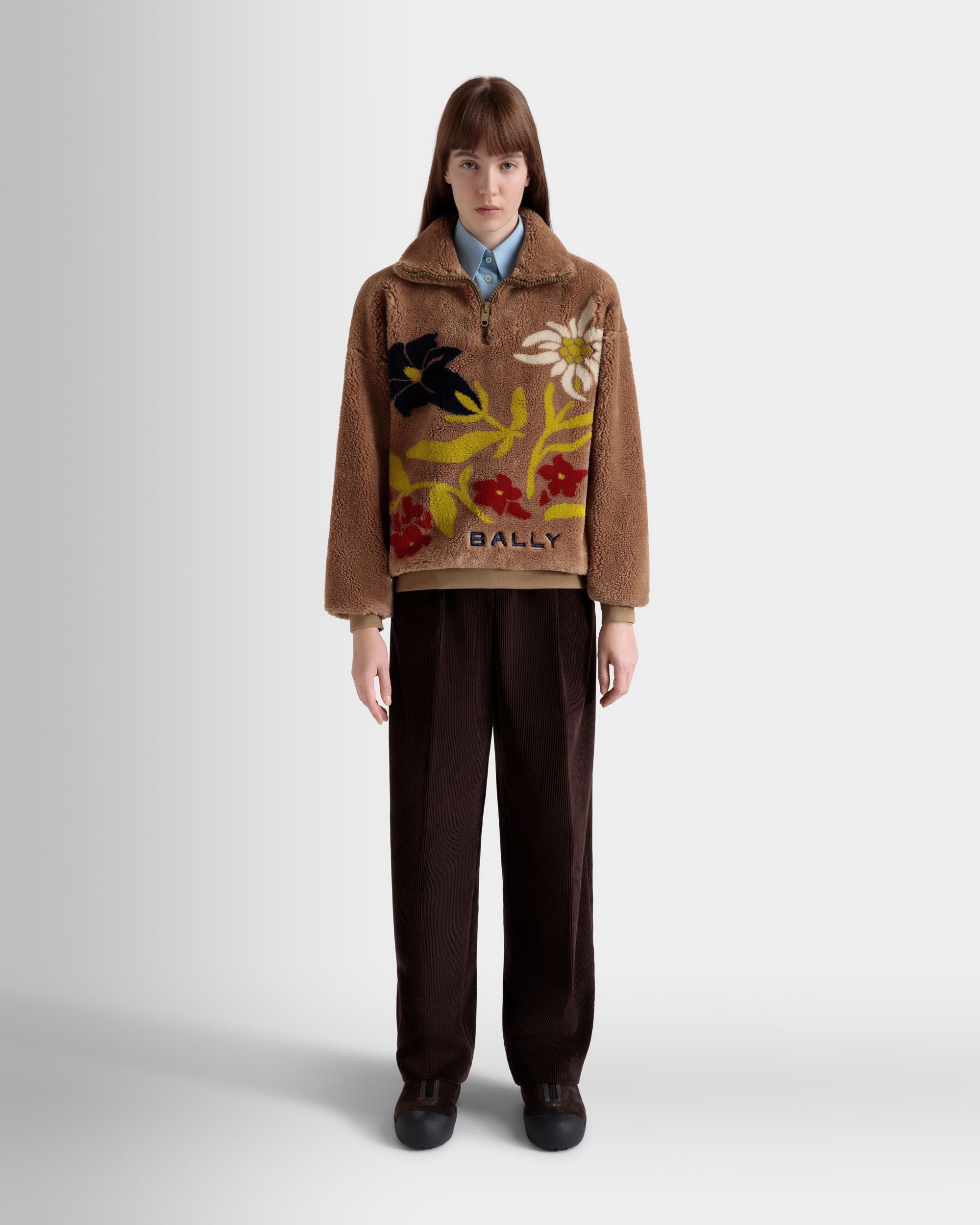 Winter Capsule Sweatshirt Mit Halbem Reißverschluss Und Alpenblumen Aus Fleece In Camel - Damen - Bally - 02
