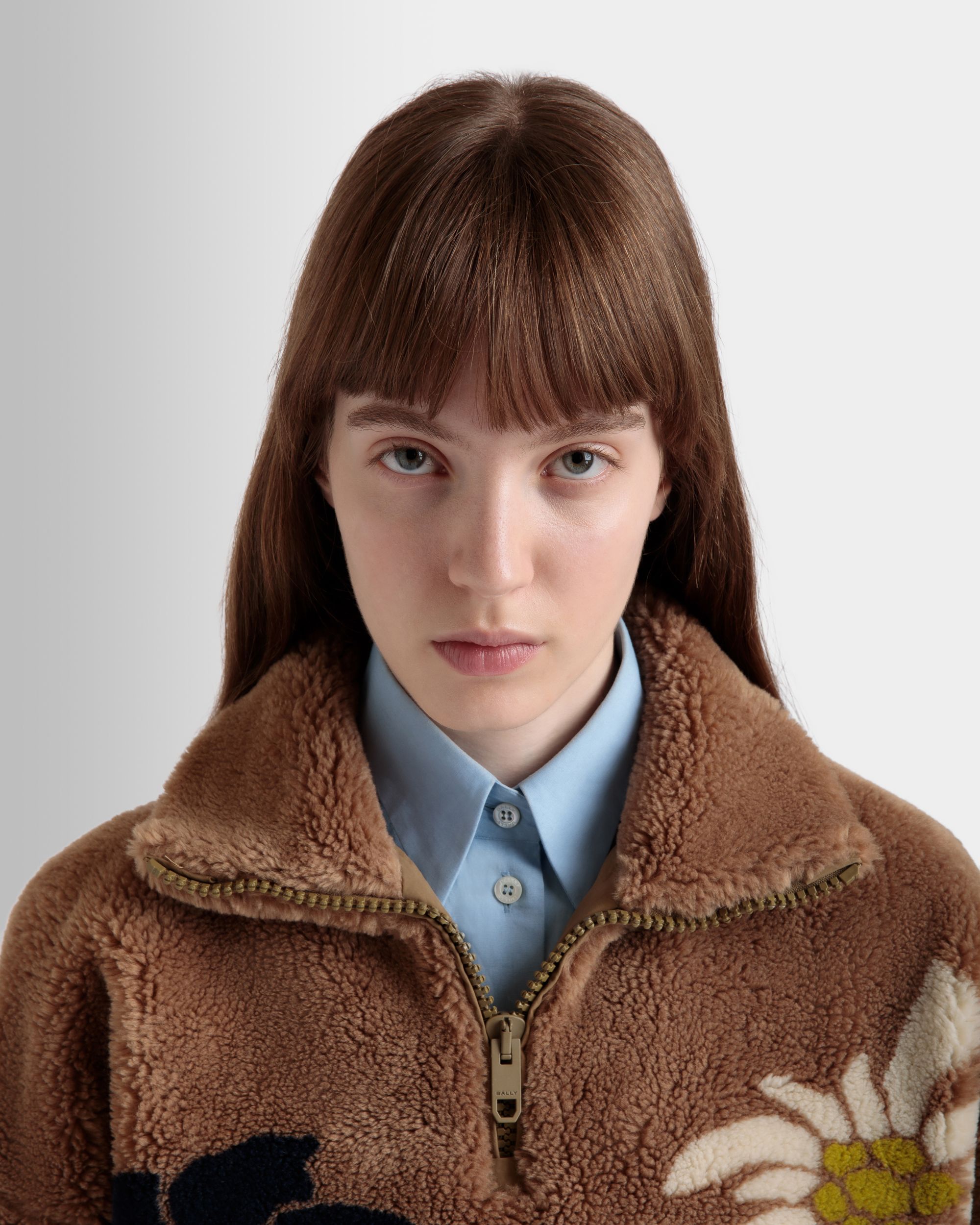 Winter Capsule Sweatshirt Mit Halbem Reißverschluss Und Alpenblumen Aus Fleece In Camel - Damen - Bally - 03