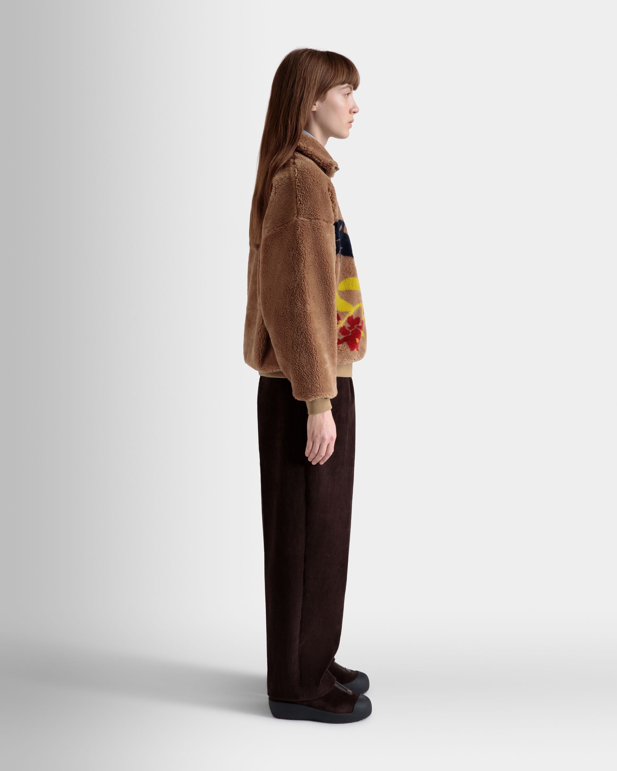 Winter Capsule Sweatshirt Mit Halbem Reißverschluss Und Alpenblumen Aus Fleece In Camel - Damen - Bally - 05
