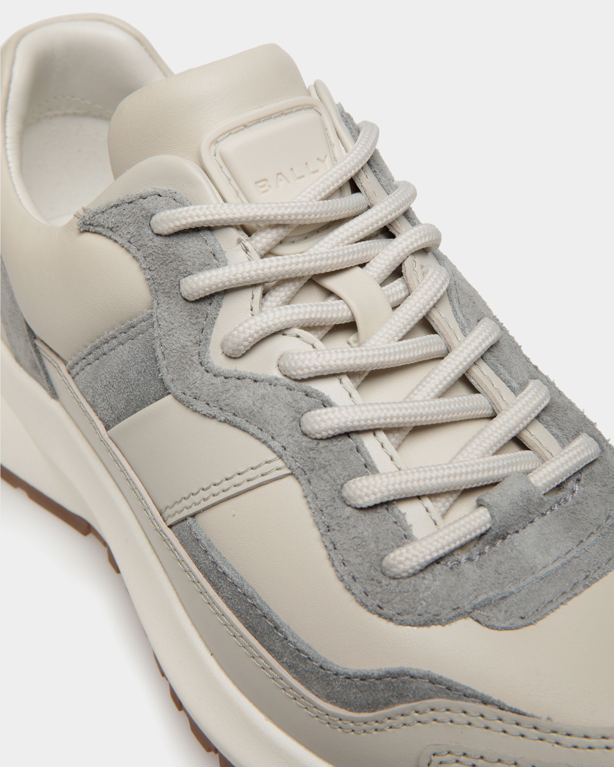 Outline Sneaker Aus Leder In Dusty White Und Light Grey - Damen - Bally - 06