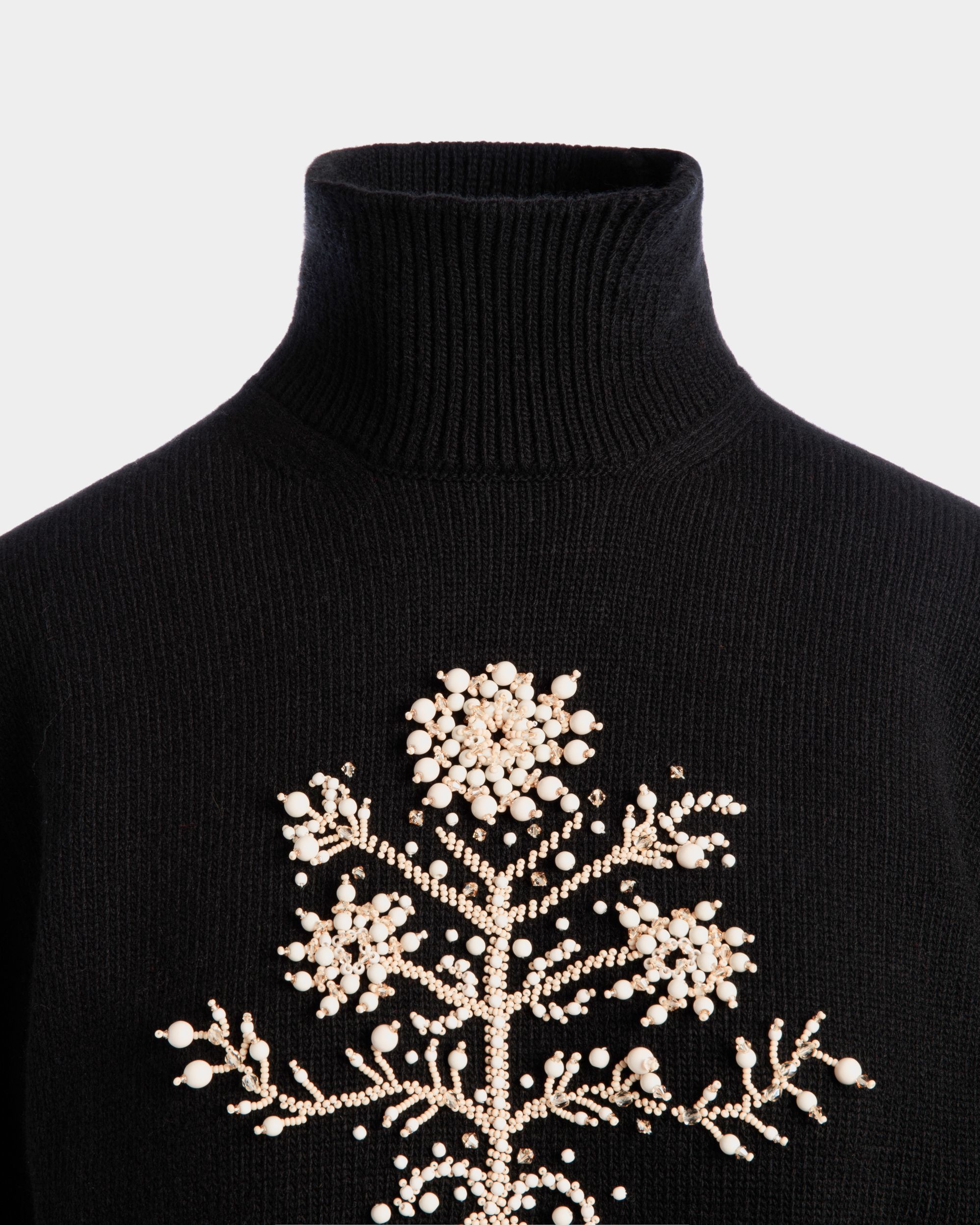 Winter Capsule Rollkragenpullover Aus Schwarzer Wolle Mit Einer Heritage-Blume - Damen - Bally - 06