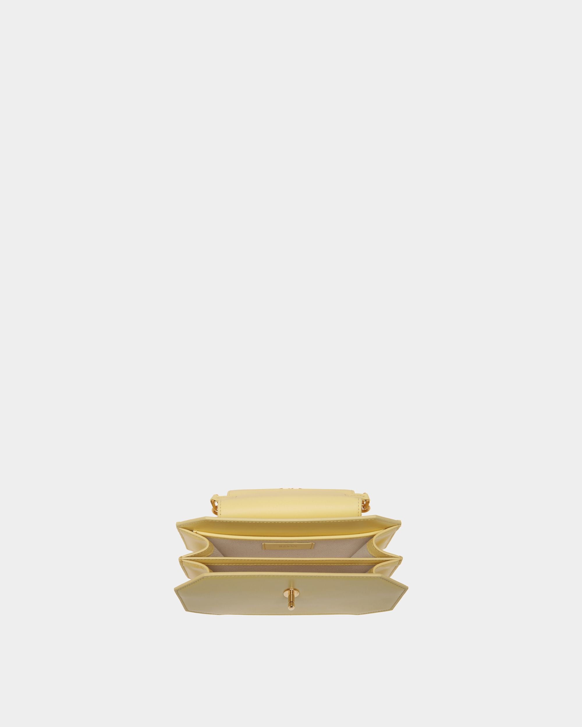 Emblem Mini Bag Aus Gebürstetem Leder In Vanana Yellow - Damen - Bally - 03