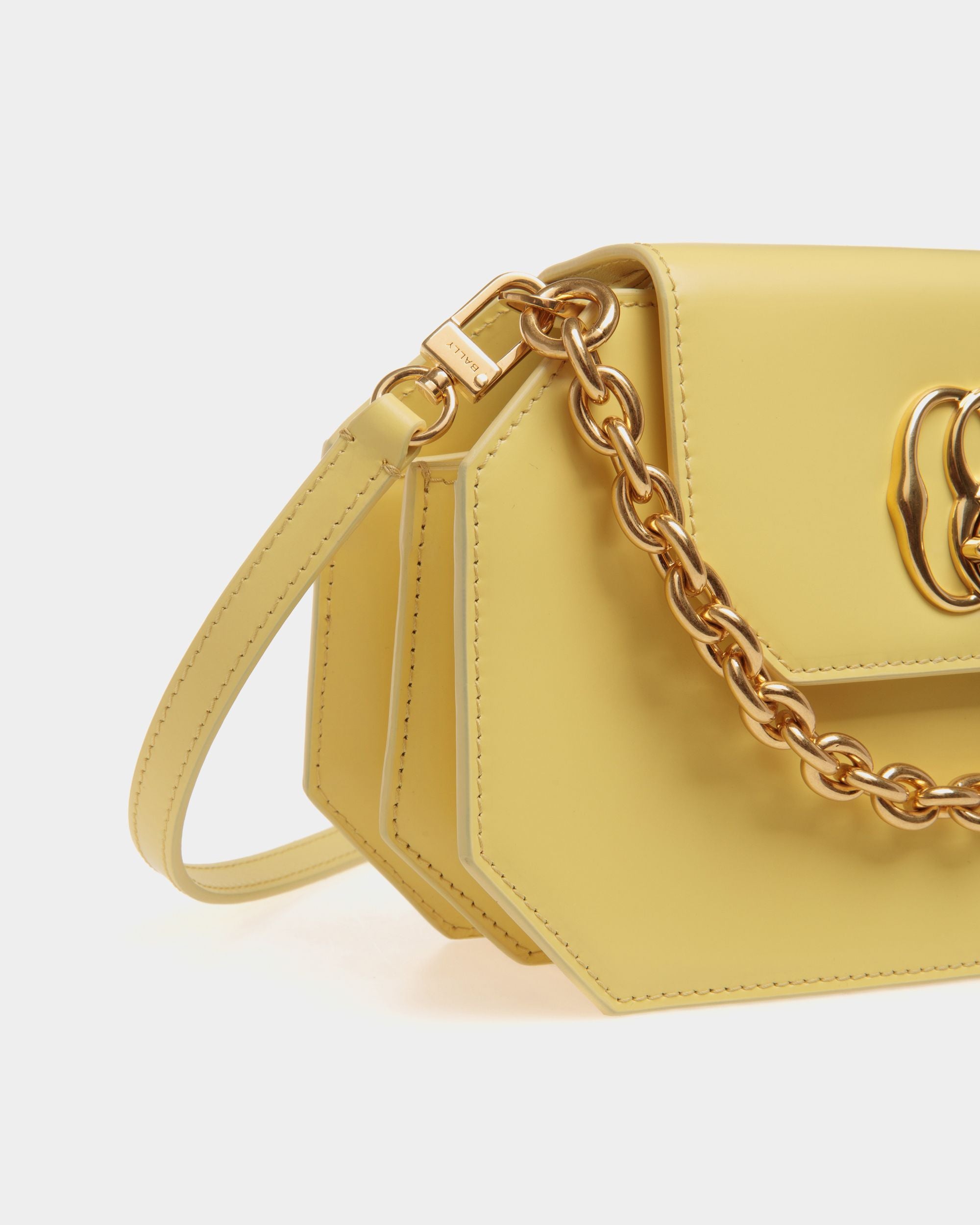 Emblem Mini Bag Aus Gebürstetem Leder In Vanana Yellow - Damen - Bally - 04