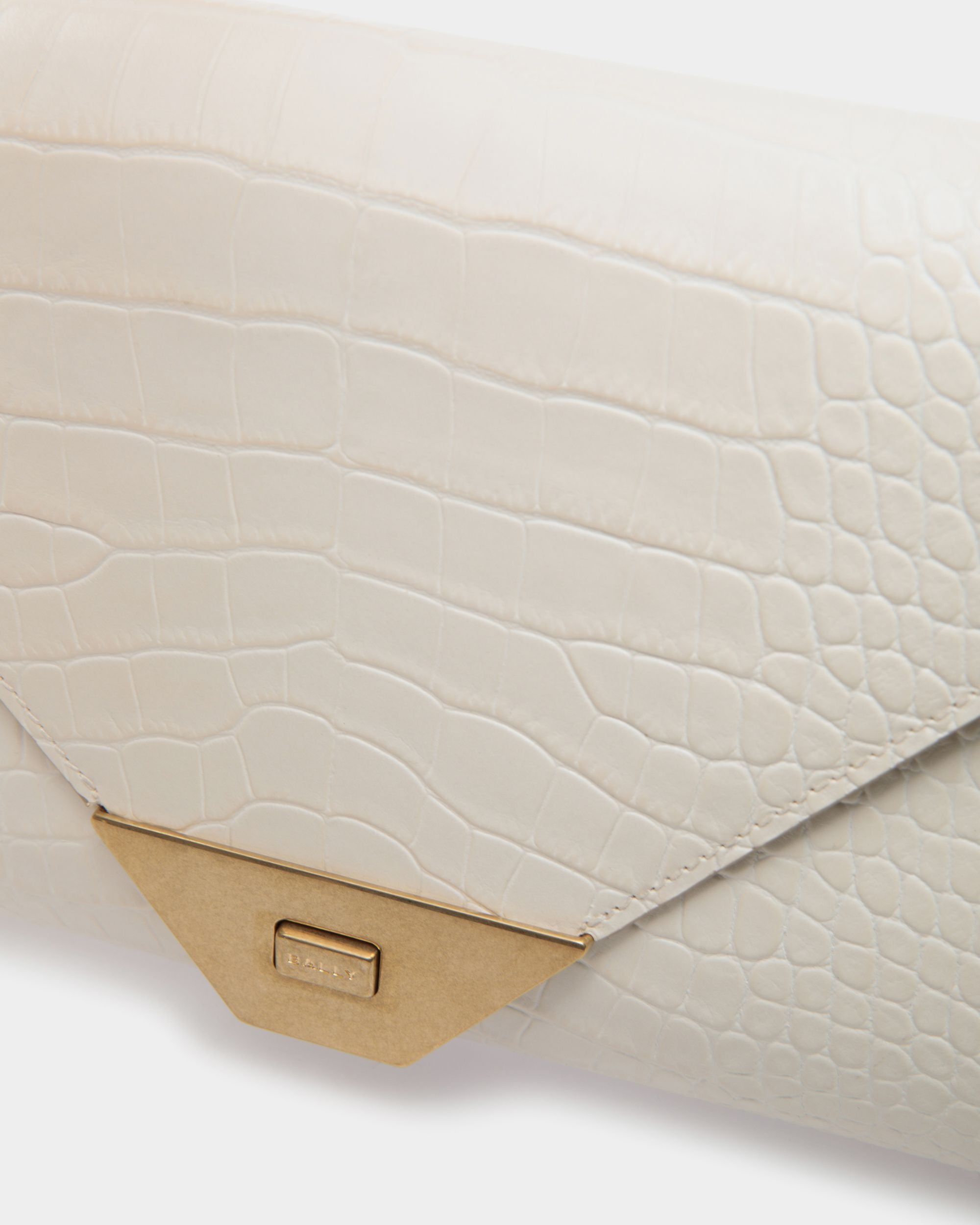 Tilt Clutch Aus Leder Mit Kroko-Print In Bone - Damen - Bally - 04