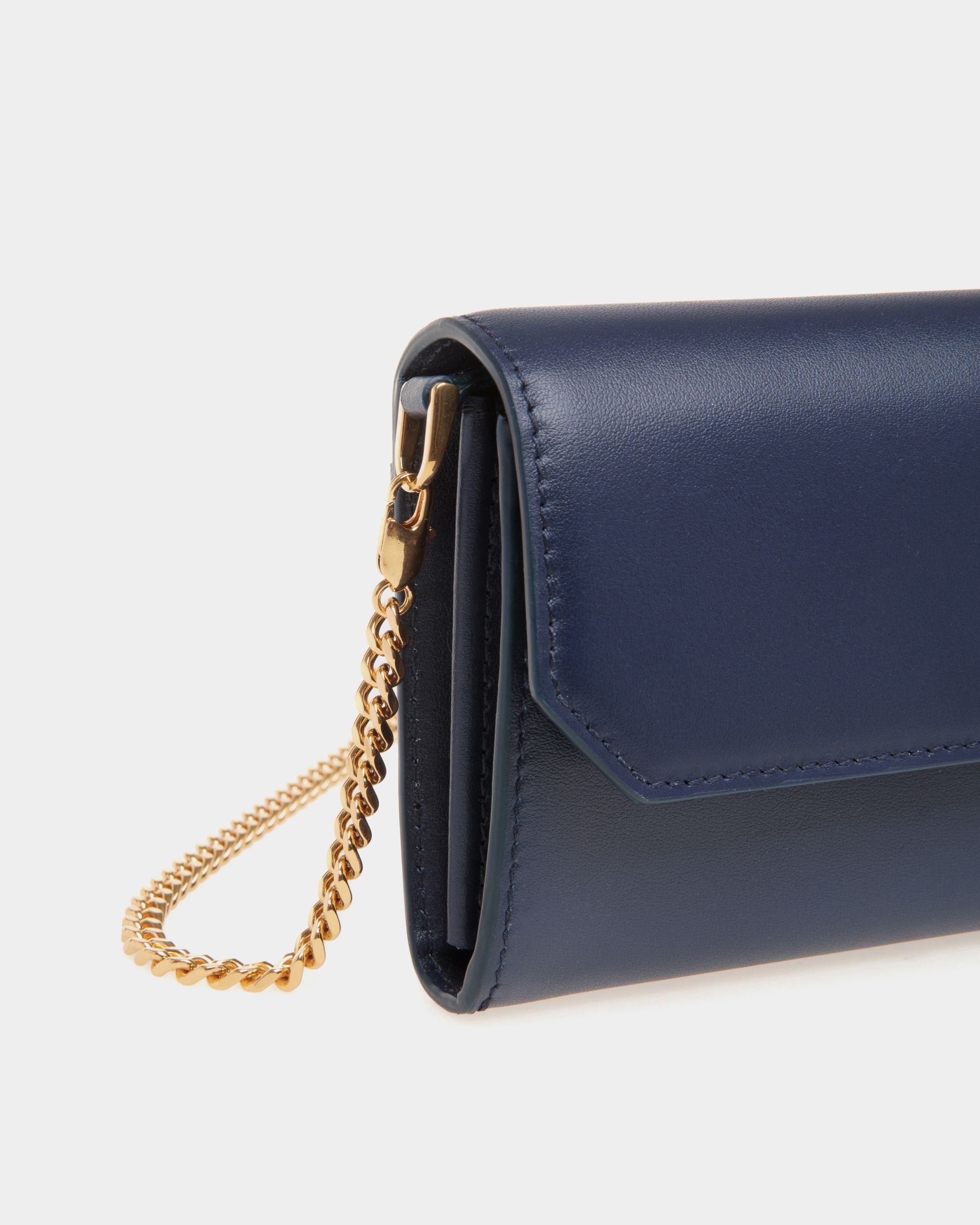 Emblem Geldbörse Aus Blauem Leder An Kette - Damen - Bally - 04
