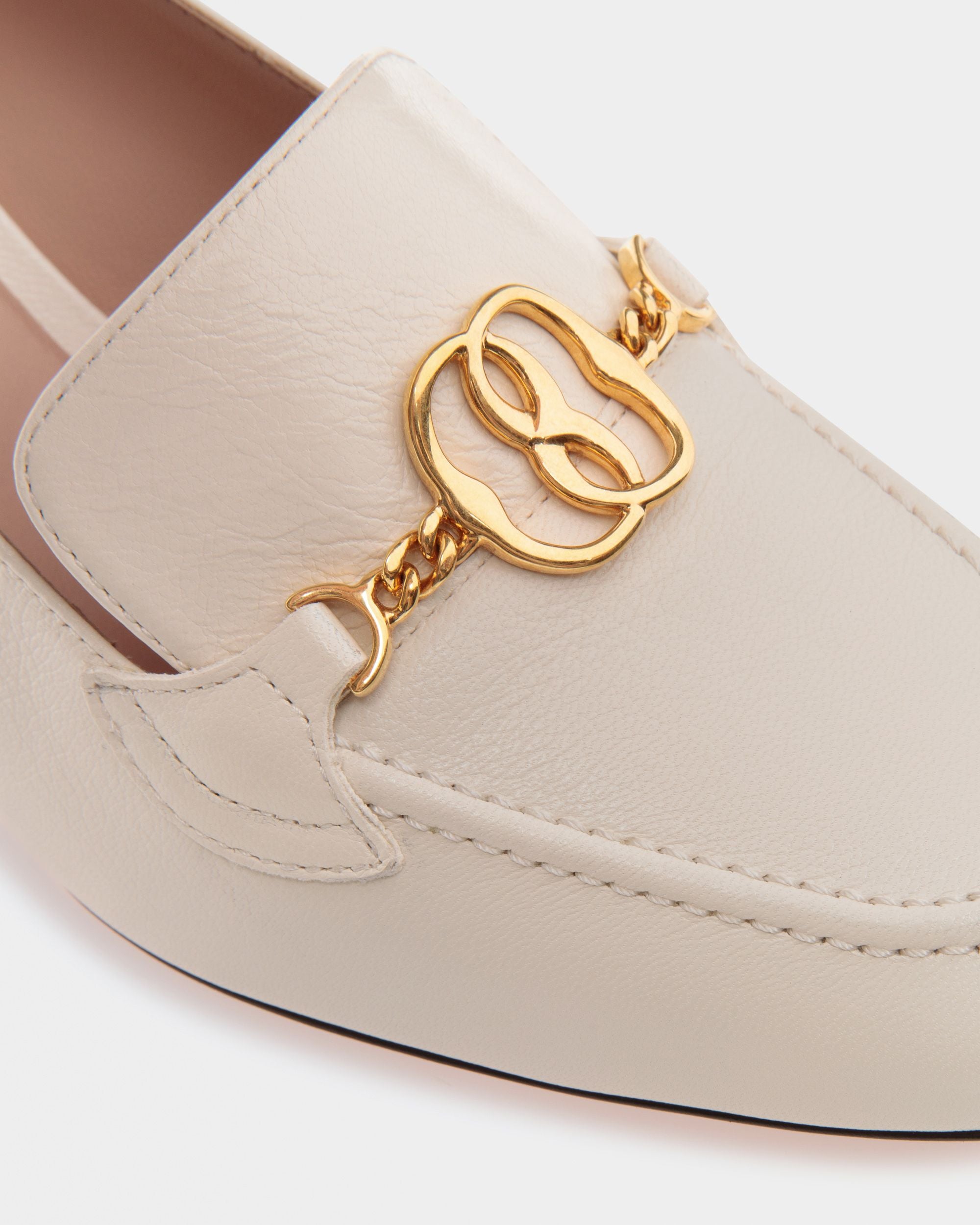 Emblem Pumps Aus Leder In Elfenbein - Damen - Bally - 05